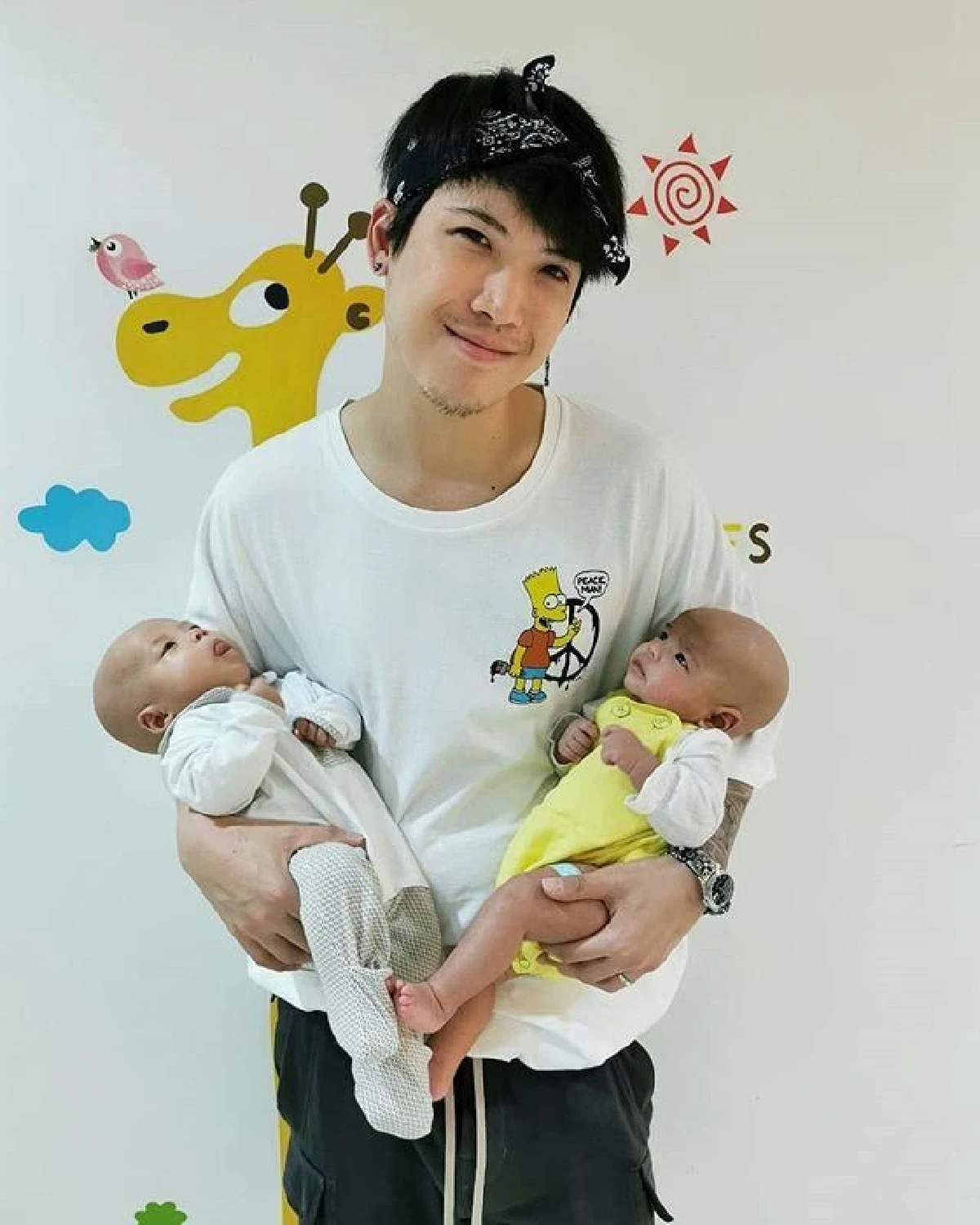 แขนเล็กแต่แข็งแรง! มาร์กี้ โชว์สตรองอุ้ม น้องมีก้า-มีญ่า ข้างละ5 กก.สบายมาก