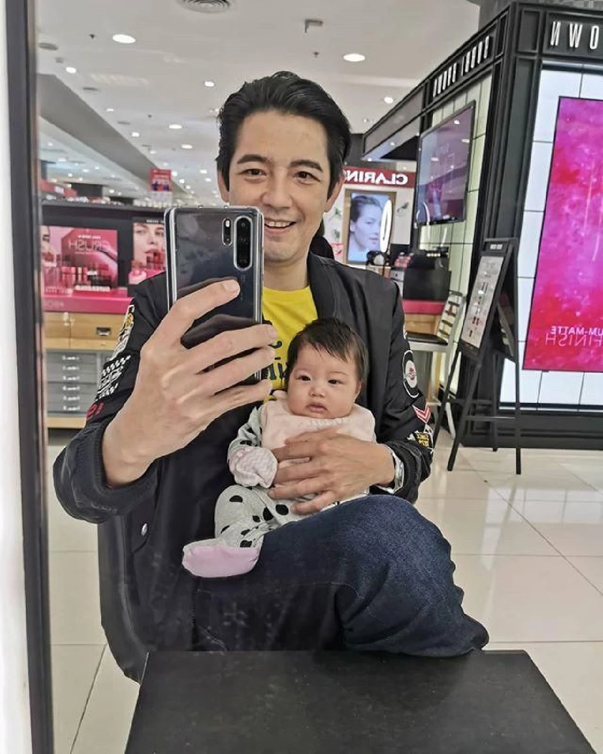 ศรราม-ติ๊ก อุ้มลูกสาว น้องวีจิ บินลัดฟ้าเที่ยวต่างประเทศครั้งแรก