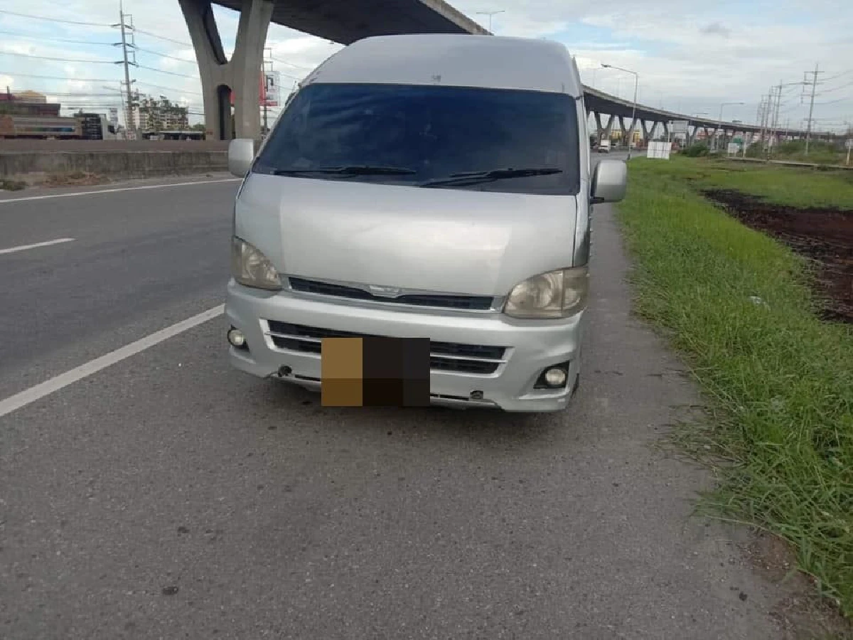 เสียความรู้สึก! รถตู้น้ำมันหมดยืมเงินอาสาหนุ่ม 100 บาท บอกจะโอนคืนให้สุดท้ายขับรถชิงหนี