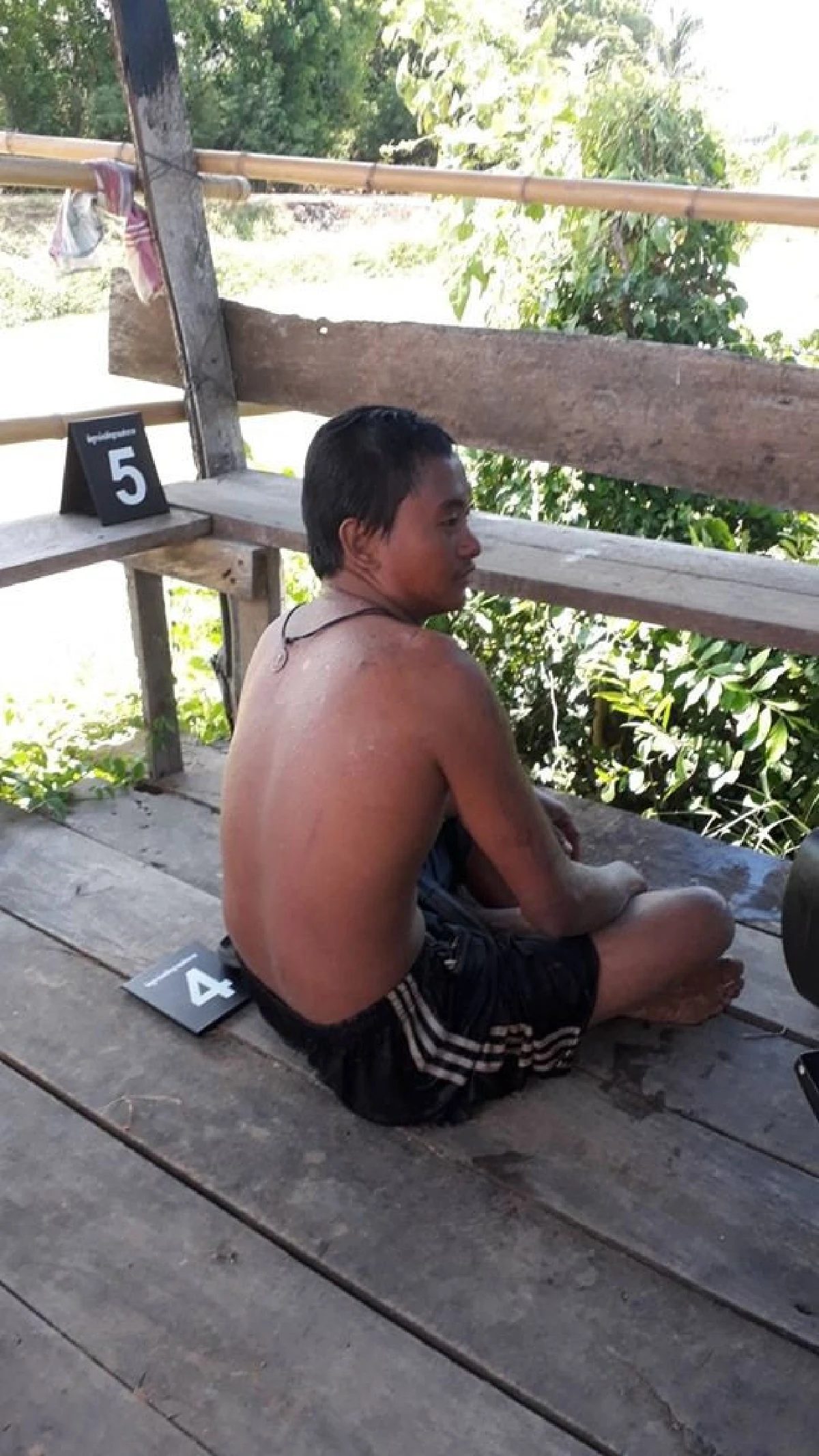 หนุ่มเมานอนแช่น้ำคลองแก้ร้อน ชาวบ้านนึกว่าศพแจ้งกู้ภัยนำร่างถึงกับผงะ