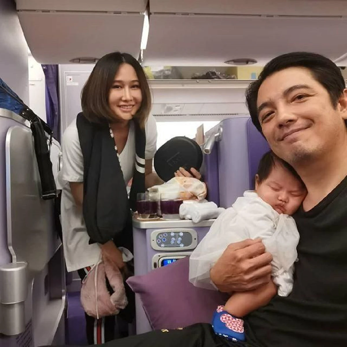 ศรราม-ติ๊ก อุ้มลูกสาว น้องวีจิ บินลัดฟ้าเที่ยวต่างประเทศครั้งแรก