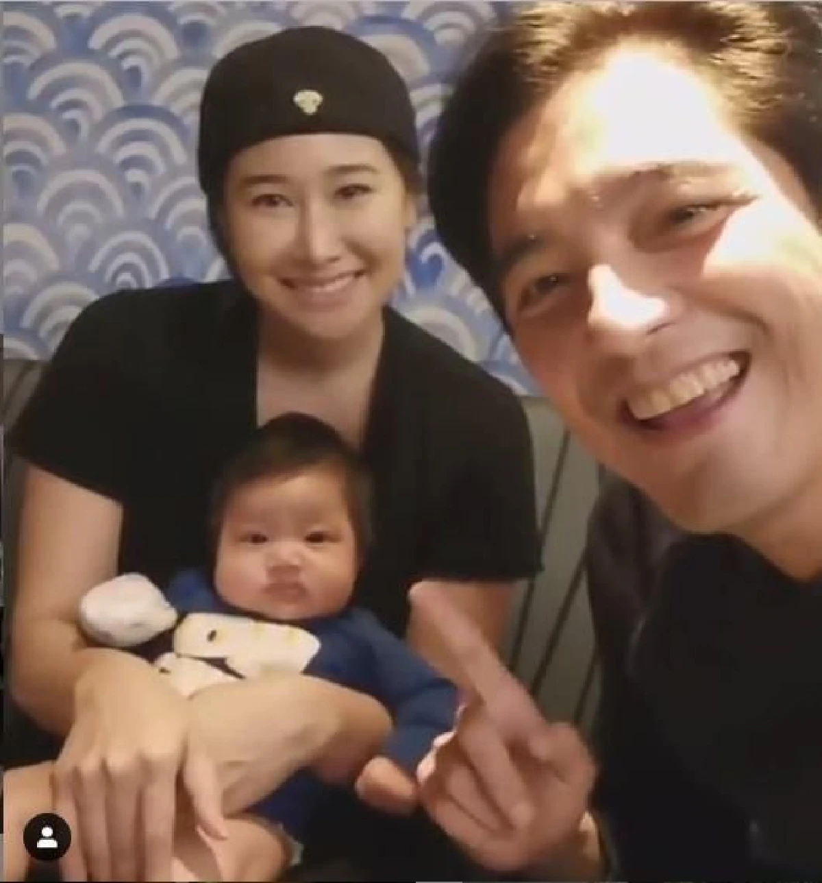 ศรราม-ติ๊ก อุ้มลูกสาว น้องวีจิ บินลัดฟ้าเที่ยวต่างประเทศครั้งแรก