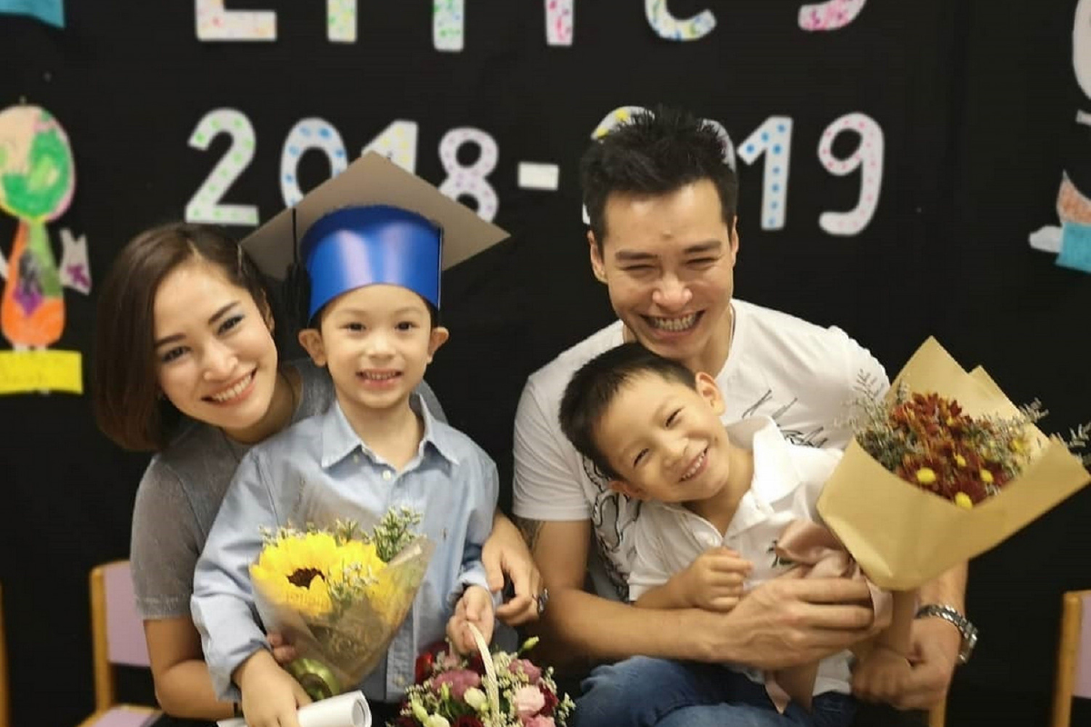 พลอย-ปีเตอร์ รวมตัวยินดี น้องแพนเตอร์ รับวุฒิแรกในชีวิตเรียนจบอนุบาล 2 พลอย-ปีเตอร์ รวมตัวยินดี น้องแพนเตอร์ รับวุฒิแรกในชีวิตเรียนจบอนุบาล 2