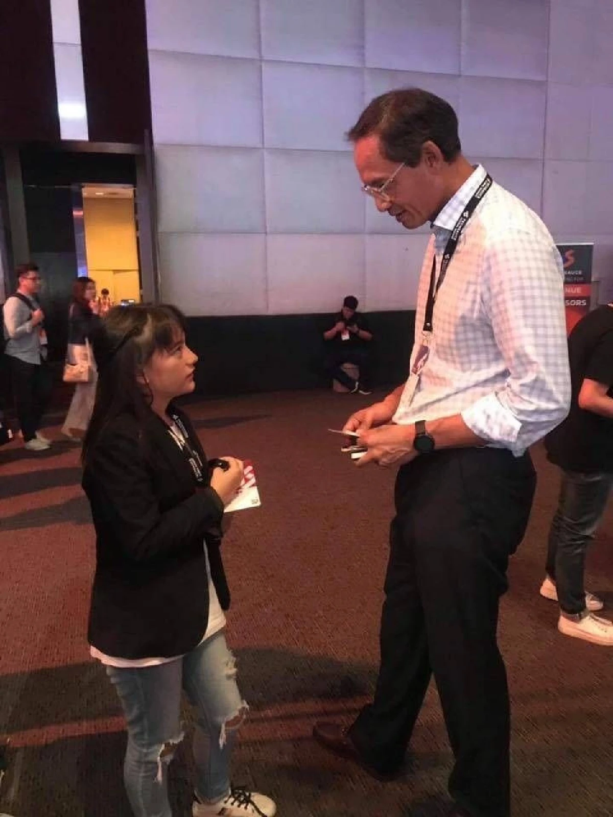 อยู่ตรงไหนก็ทำงานได้เสมอ"กรณ์" เครื่องติดถกนโยบายสวัสดิการคนจน