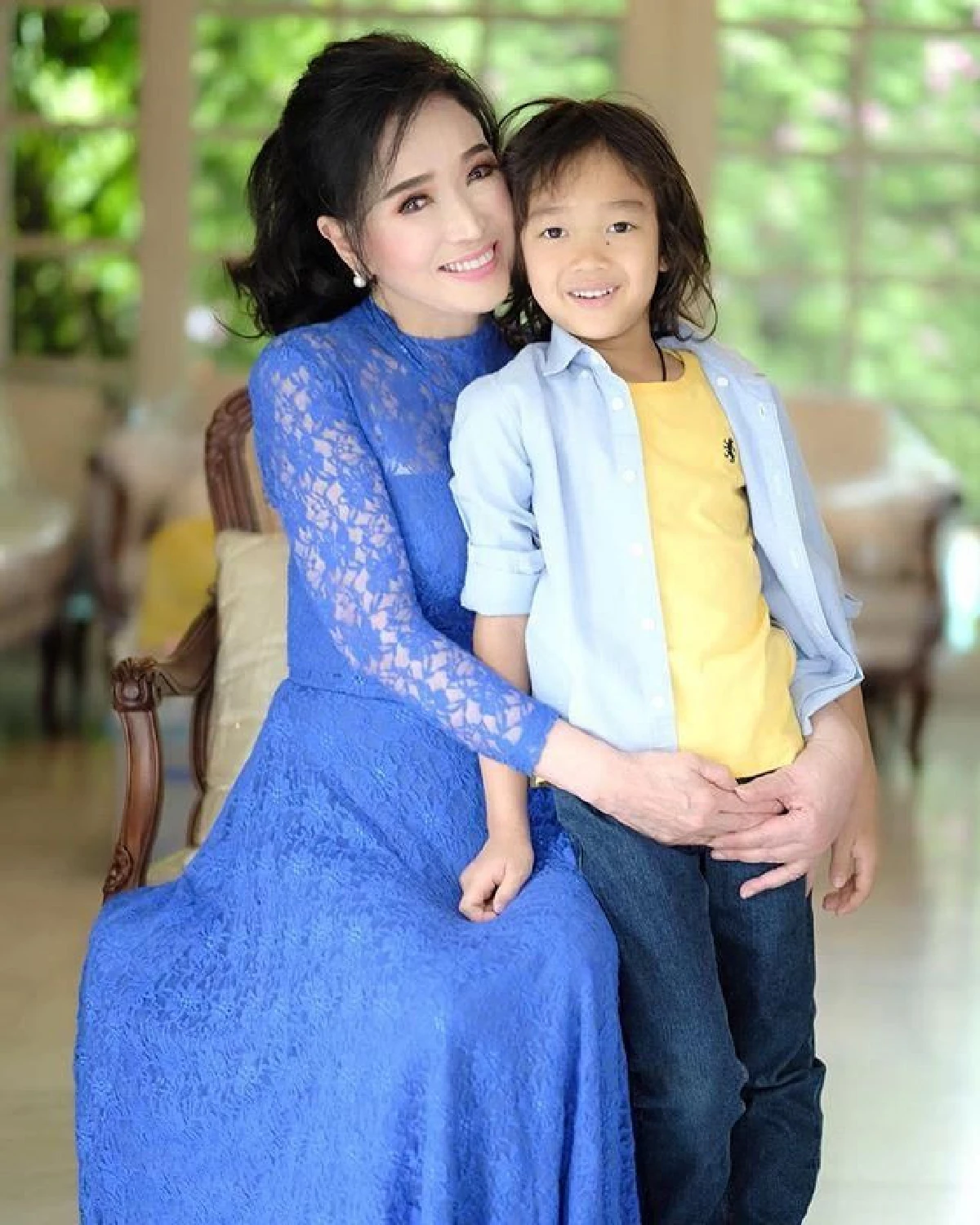 สวยไม่สร่างจริงๆ ปุ๊ก อาภัสรา ร่วมโกนผมไฟให้หลานแฝด มีก้า-มีญ่า