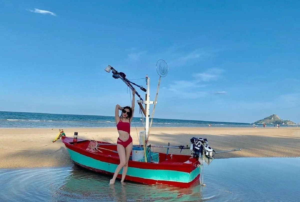 เมย์ พิชญ์นาฏ เซ็กซี่ในชุดบิกินี่! อวดความแซ่บปังริมทะเลหัวหิน