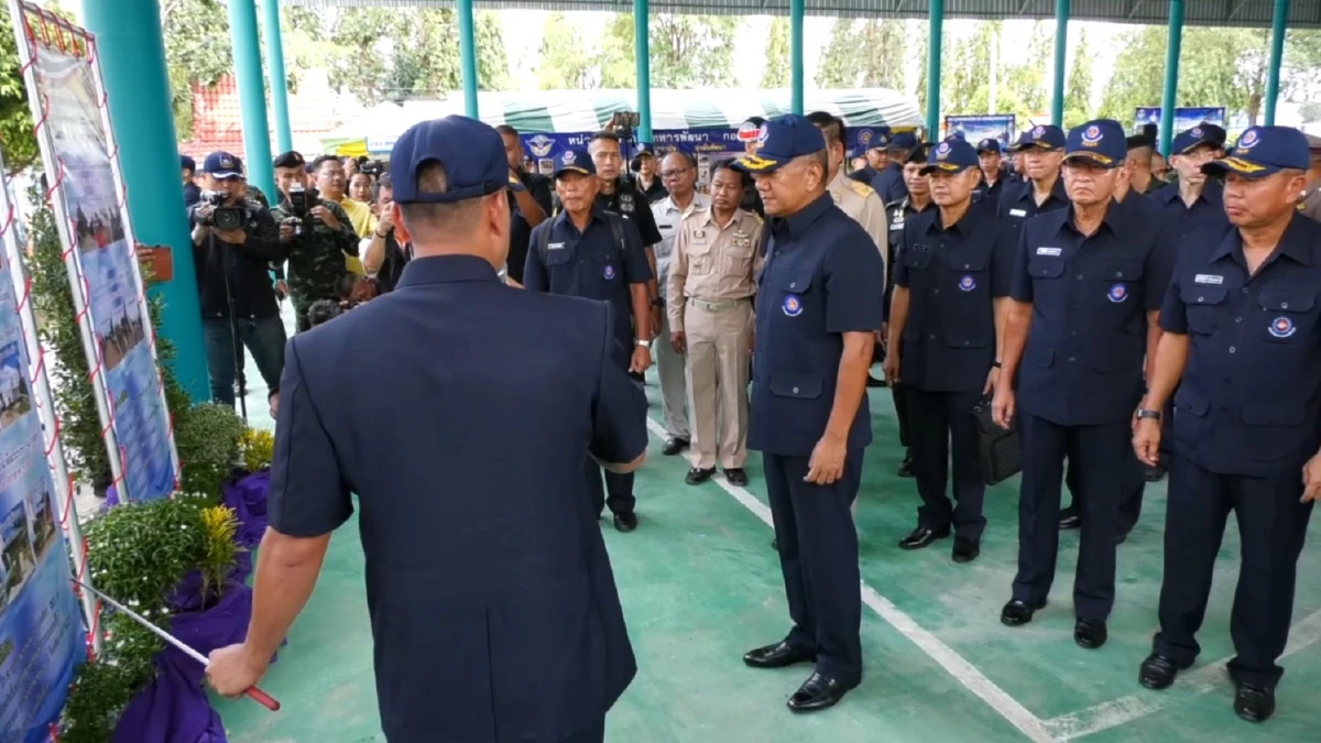 ผบ.สส.นำทหารไถนาใช้ควายแบบดั้งเดิมพร้อมโชว์ดำนา