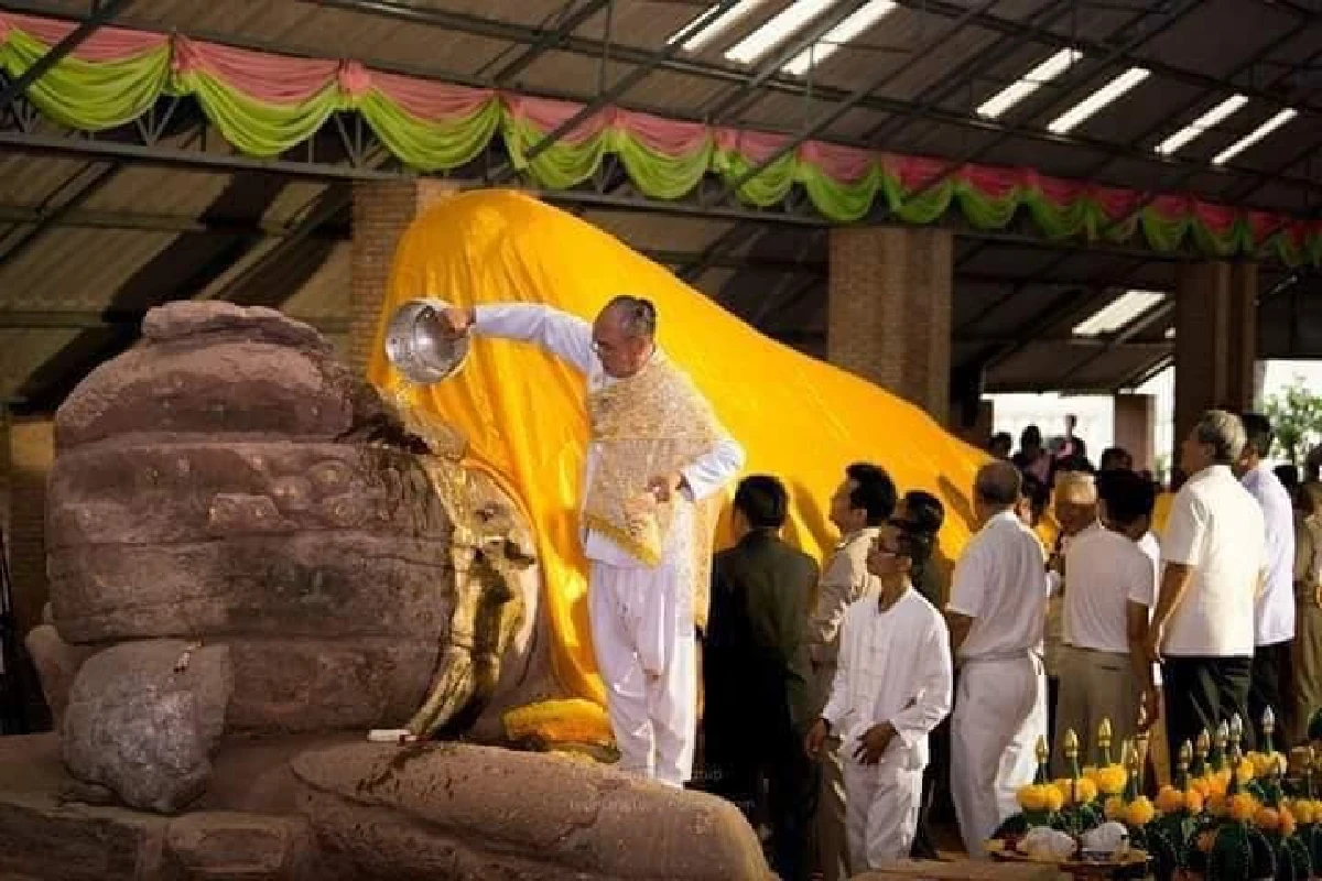 ยิ่งใหญ่! ประเพณีห่มผ้าพระนอน 1,300 ปีสมัยทวารวดี