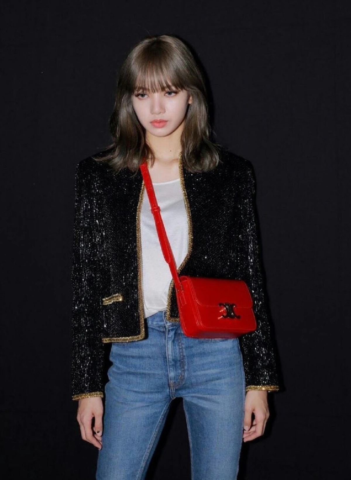 ออร่ามาเต็ม! ลิซ่า BLACKPINK สวยเจิดนั่งฟร้อนท์โรลชมแฟชั่นโชว์ที่ปารีส