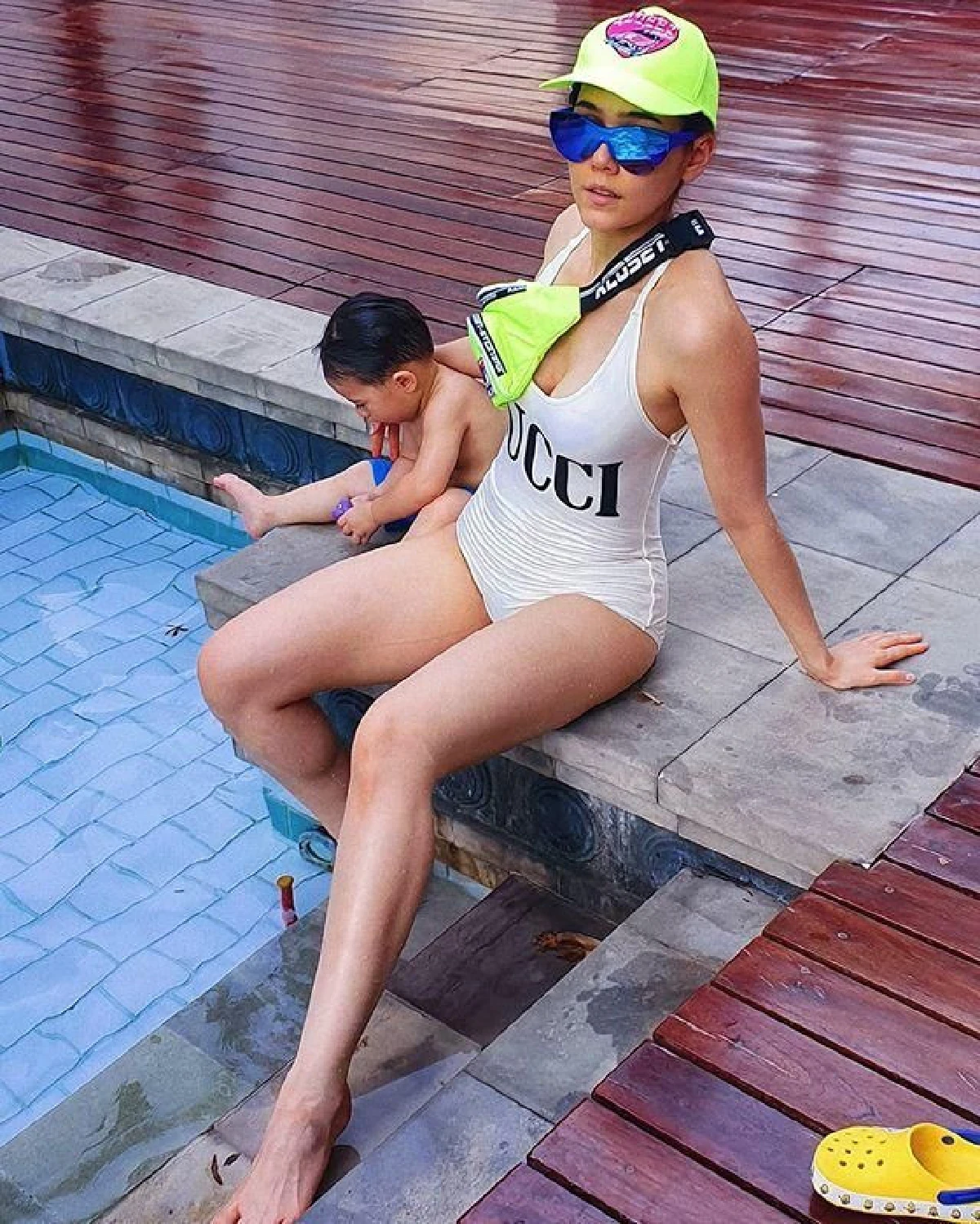 แซ่บอีกแล้วแม่! ชมพู่ อารยา อวดหุ่นเซ็กซี่สุดเฟิร์มในชุดว่ายน้ำสีสันสดใส