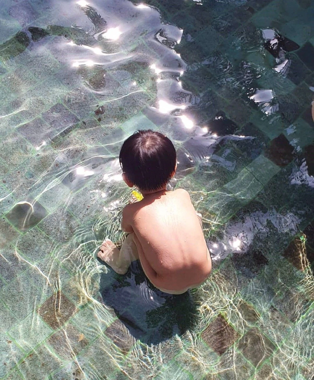 วัยกำลังซน! น้องสายฟ้า-พายุ แก้ผ้าเล่นน้ำคลายร้อนชิลๆที่หัวหิน