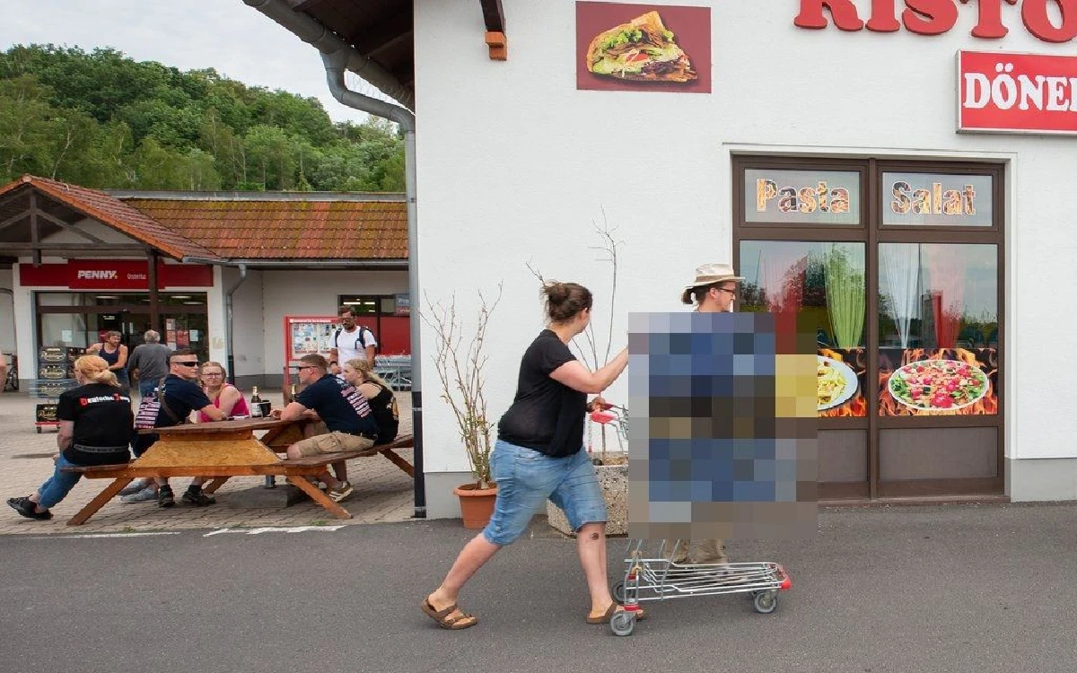 ชาวบ้านเยอรมันประท้วงคอนเสิร์ตนีโอนาซี เหมาเบียร์เกลี้ยงเมือง