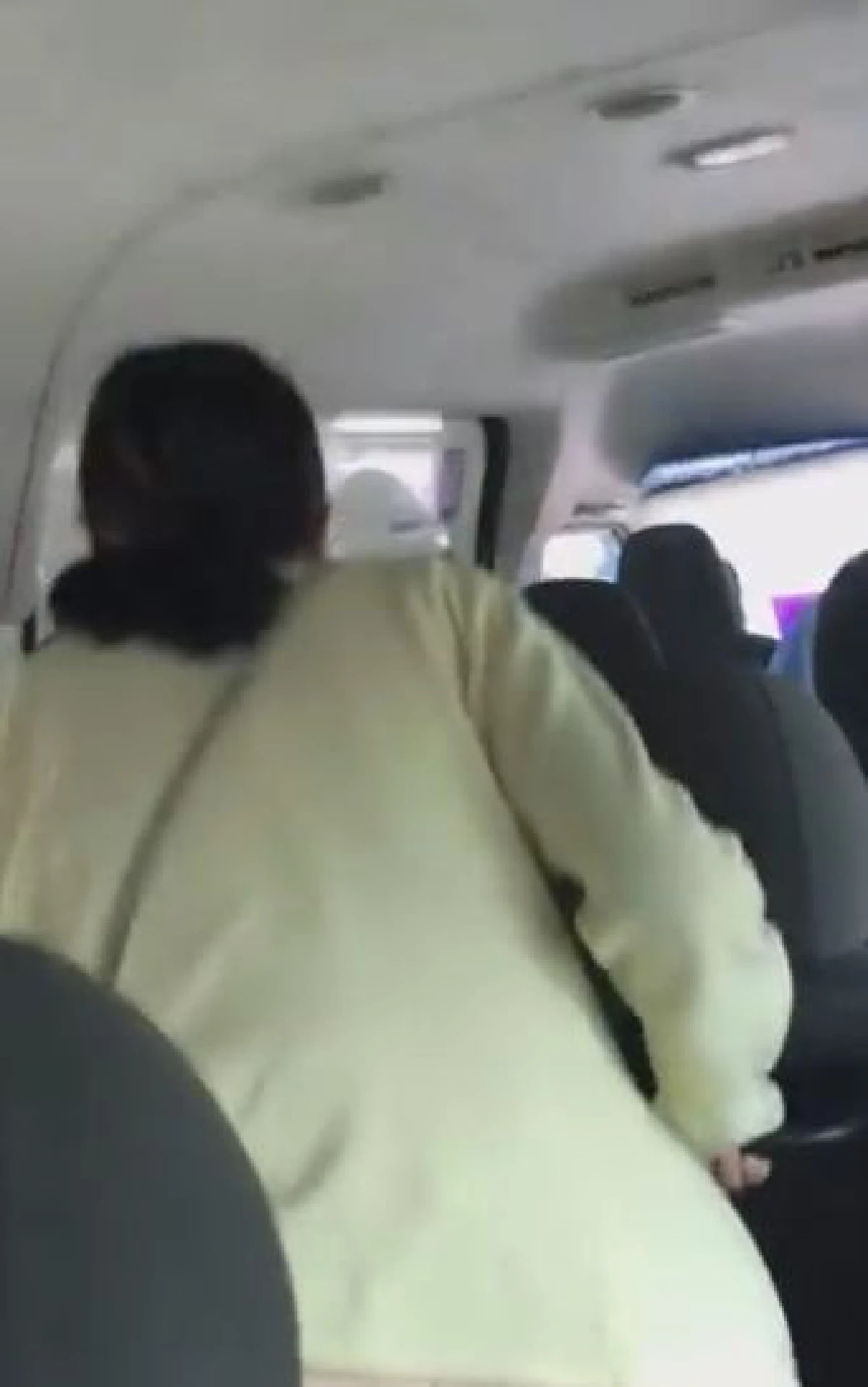 "อย่าไปกลัวคนเเบบนี้" สาวสุดทนฟาดด้วยรองเท้า-ถีบไล่ลงจากรถตู้ หนุ่มหื่นลูบบั้นท้ายแถมเอามาดม