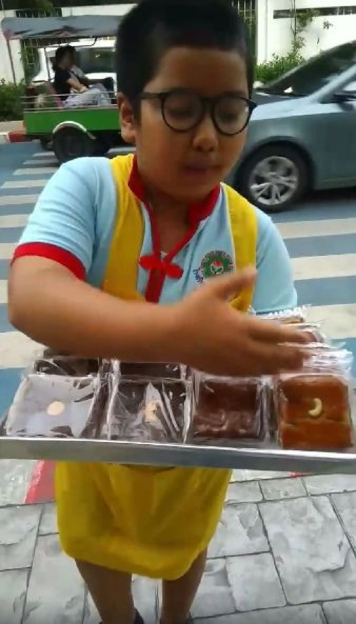 "น้องภาคิน" เด็กป.6 ช่วยแม่ทำขนมเค้กขายสร้างรายได้ช่วยครอบครัว