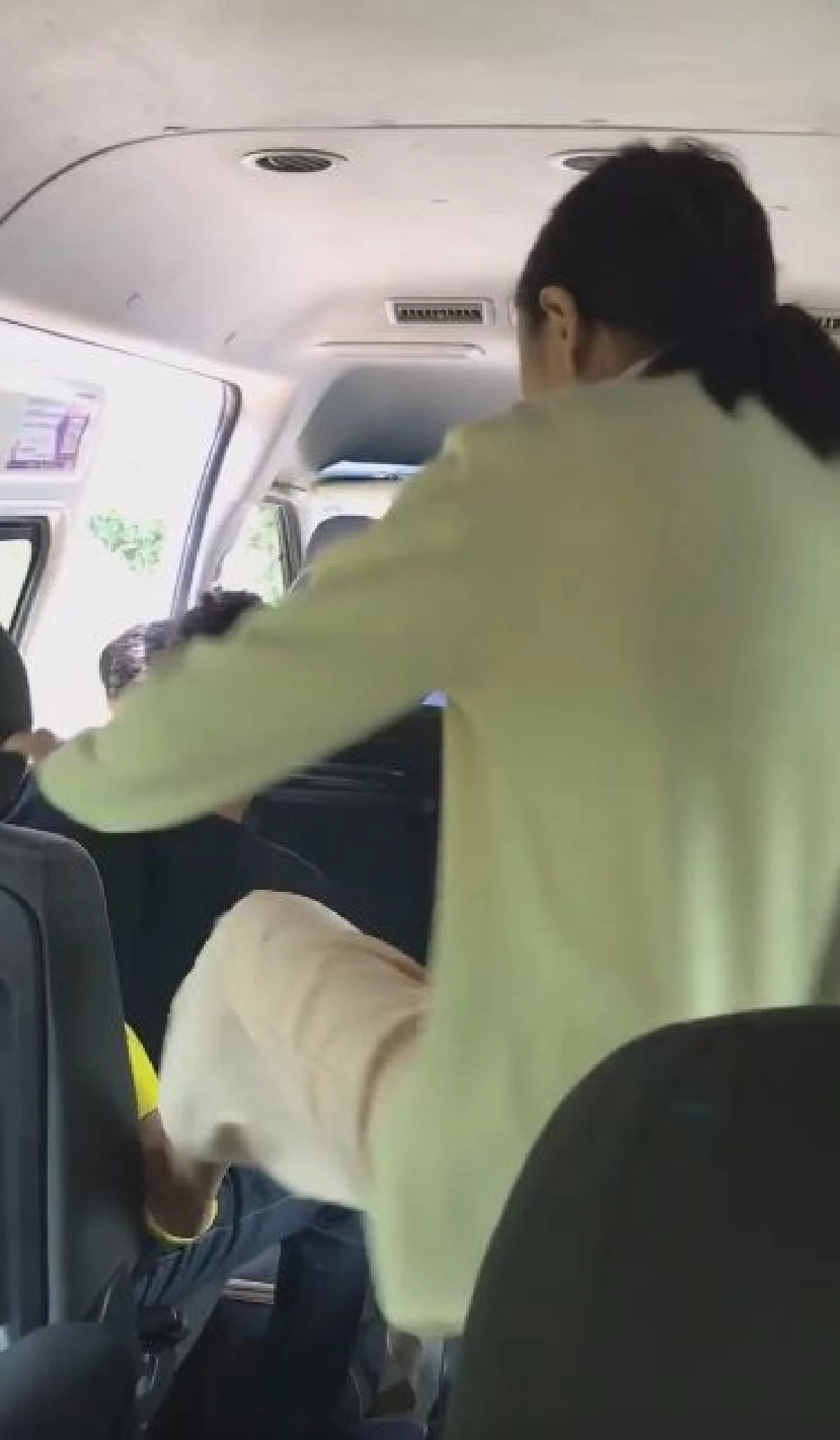 "อย่าไปกลัวคนเเบบนี้" สาวสุดทนฟาดด้วยรองเท้า-ถีบไล่ลงจากรถตู้ หนุ่มหื่นลูบบั้นท้ายแถมเอามาดม