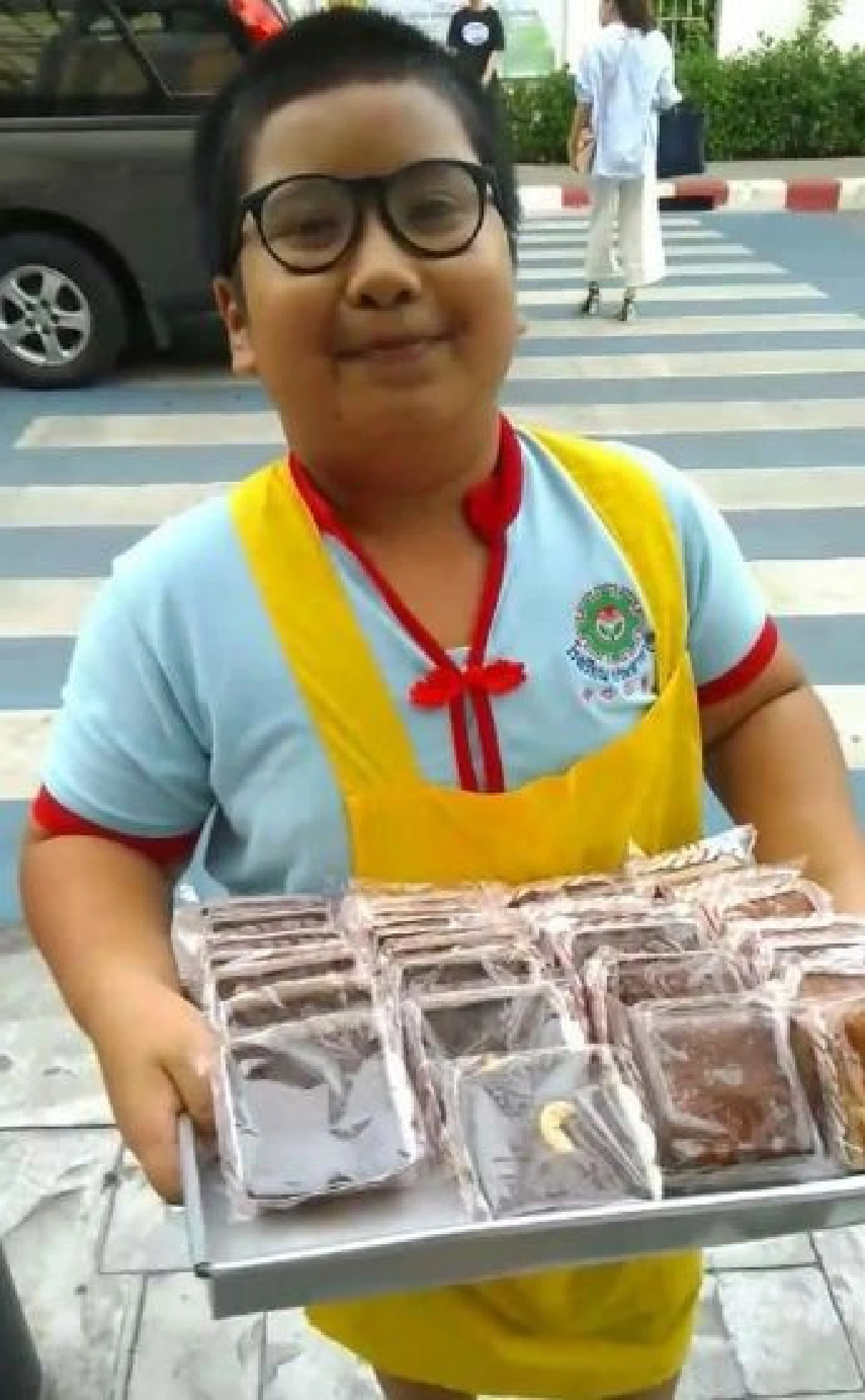 "น้องภาคิน" เด็กป.6 ช่วยแม่ทำขนมเค้กขายสร้างรายได้ช่วยครอบครัว