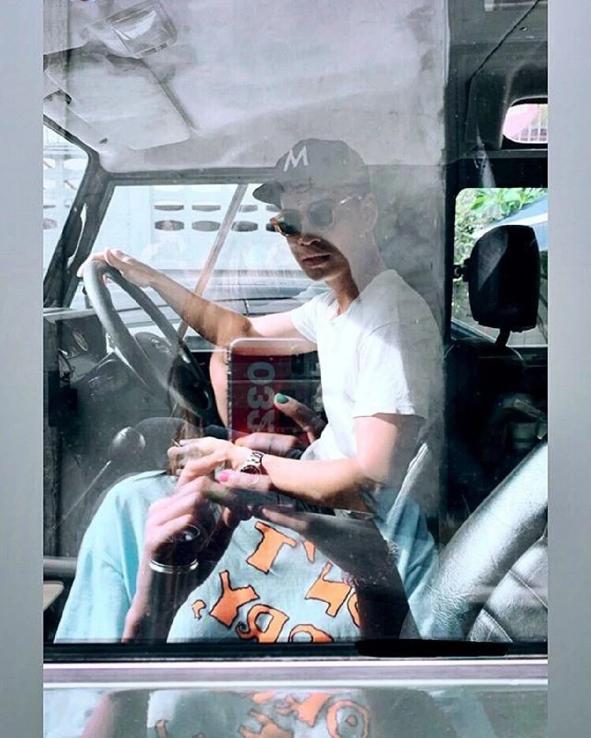 เขาเป็นใครหนอ? ฟรอยด์ ณัฏฐพงษ์ เผยภาพถ่ายสาวรู้ใจคนใหม่ผ่านกระจกรถ