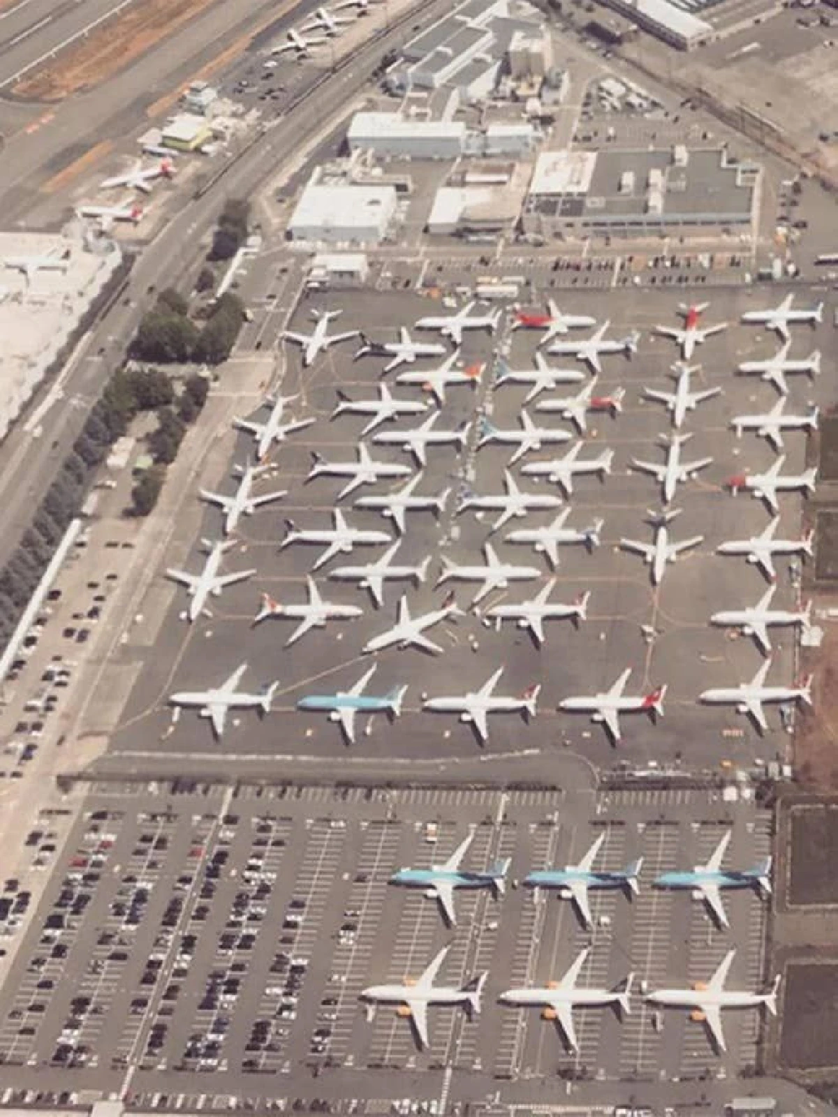 737 MAX ล้นโรงงานโบอิ้ง จอดทิ้งลานจอดรถพนักงาน