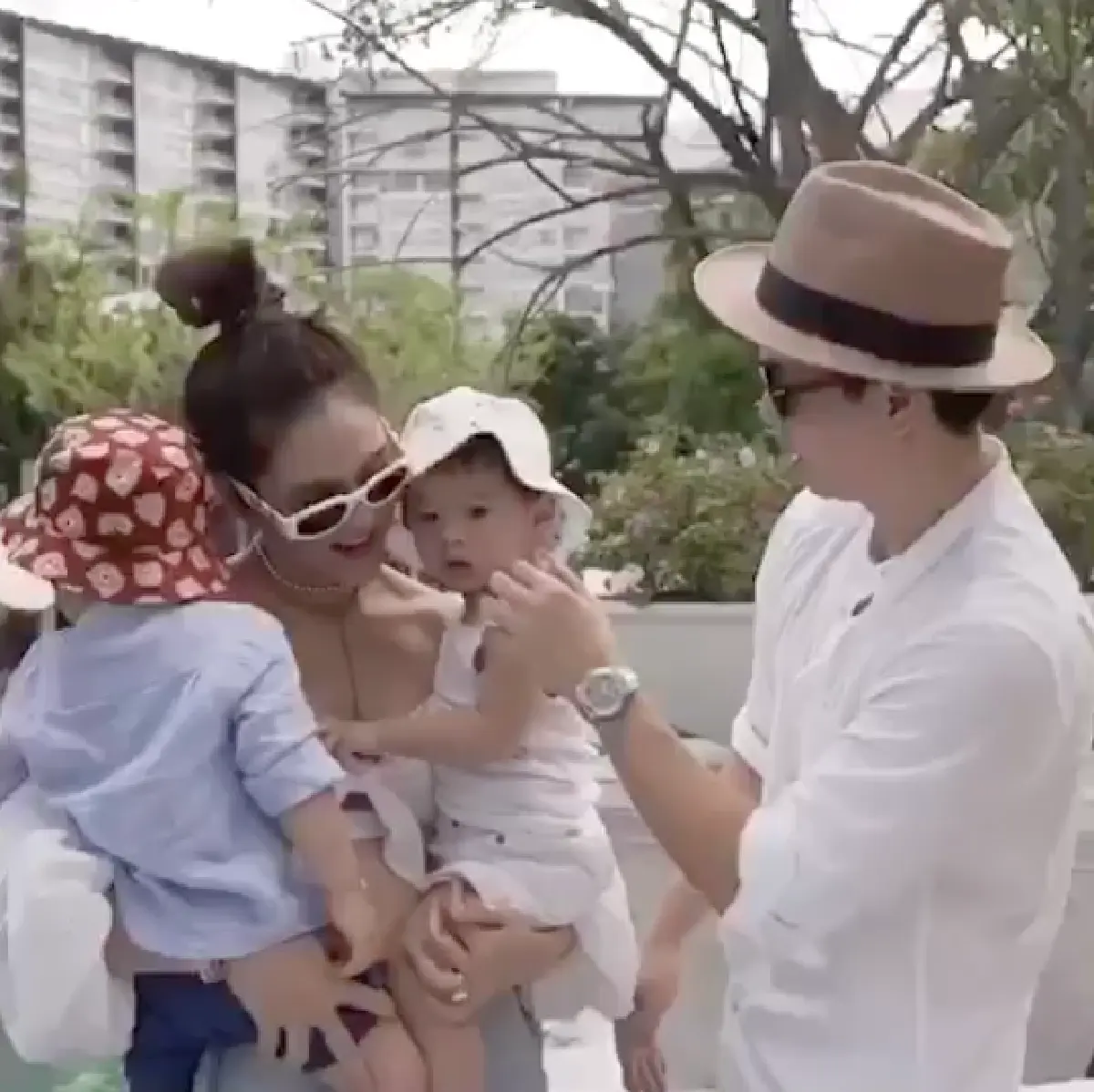 จับใจเหลือเกิน! “ชมพู่-น็อต” พร้อม “สายฟ้า-พายุ” กอดกันกลมยามพระอาทิตย์อัสดง