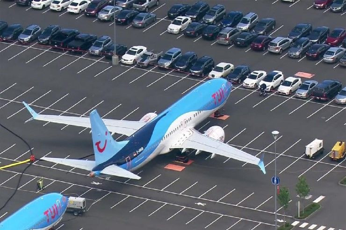 737 MAX ล้นโรงงานโบอิ้ง จอดทิ้งลานจอดรถพนักงาน 737 MAX ล้นโรงงานโบอิ้ง จอดทิ้งลานจอดรถพนักงาน