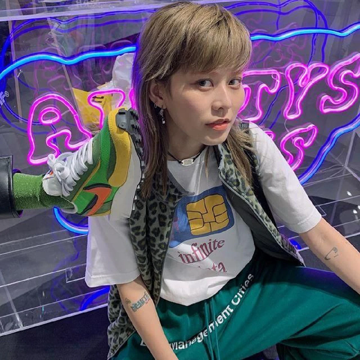 เขาเป็นใครหนอ? ฟรอยด์ ณัฏฐพงษ์ เผยภาพถ่ายสาวรู้ใจคนใหม่ผ่านกระจกรถ