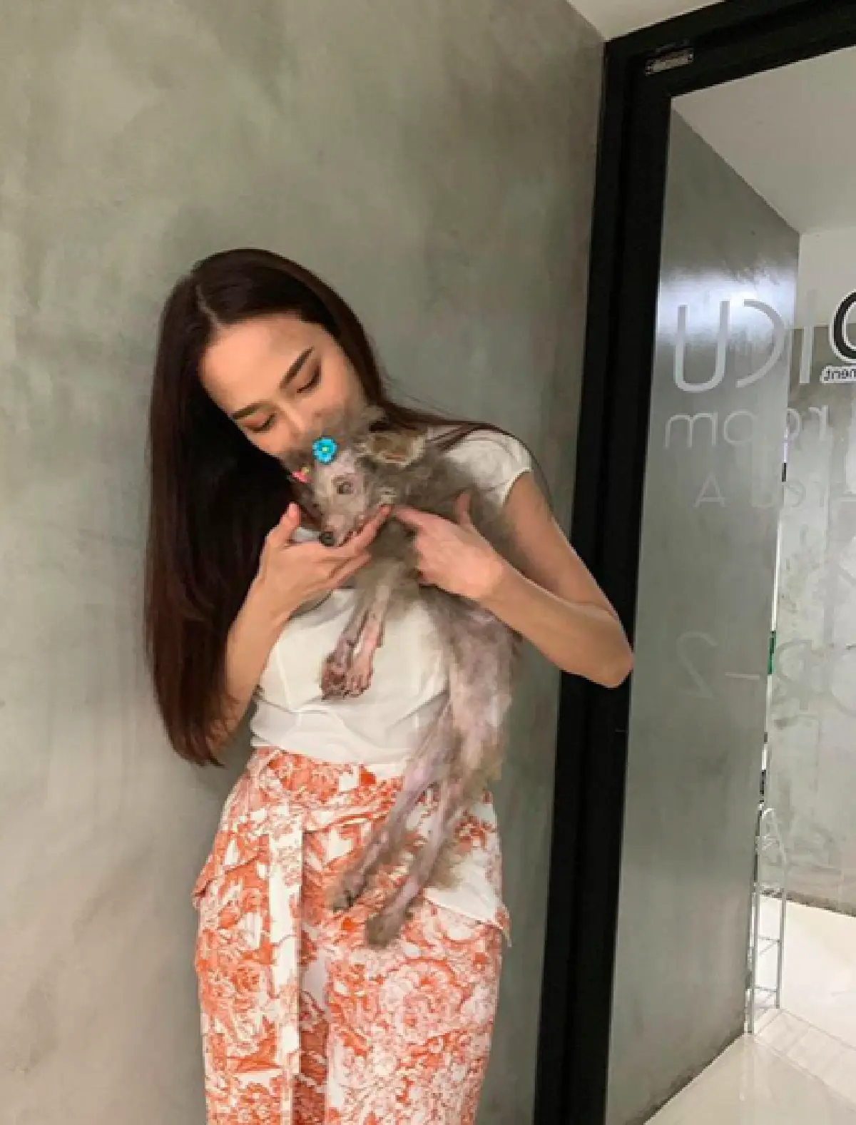 ครึ่งชีวิตของกันและกัน! "อั้ม พัชราภา” สูญเสียน้องหมาที่อยู่ด้วยกันมากว่า 20 ปี