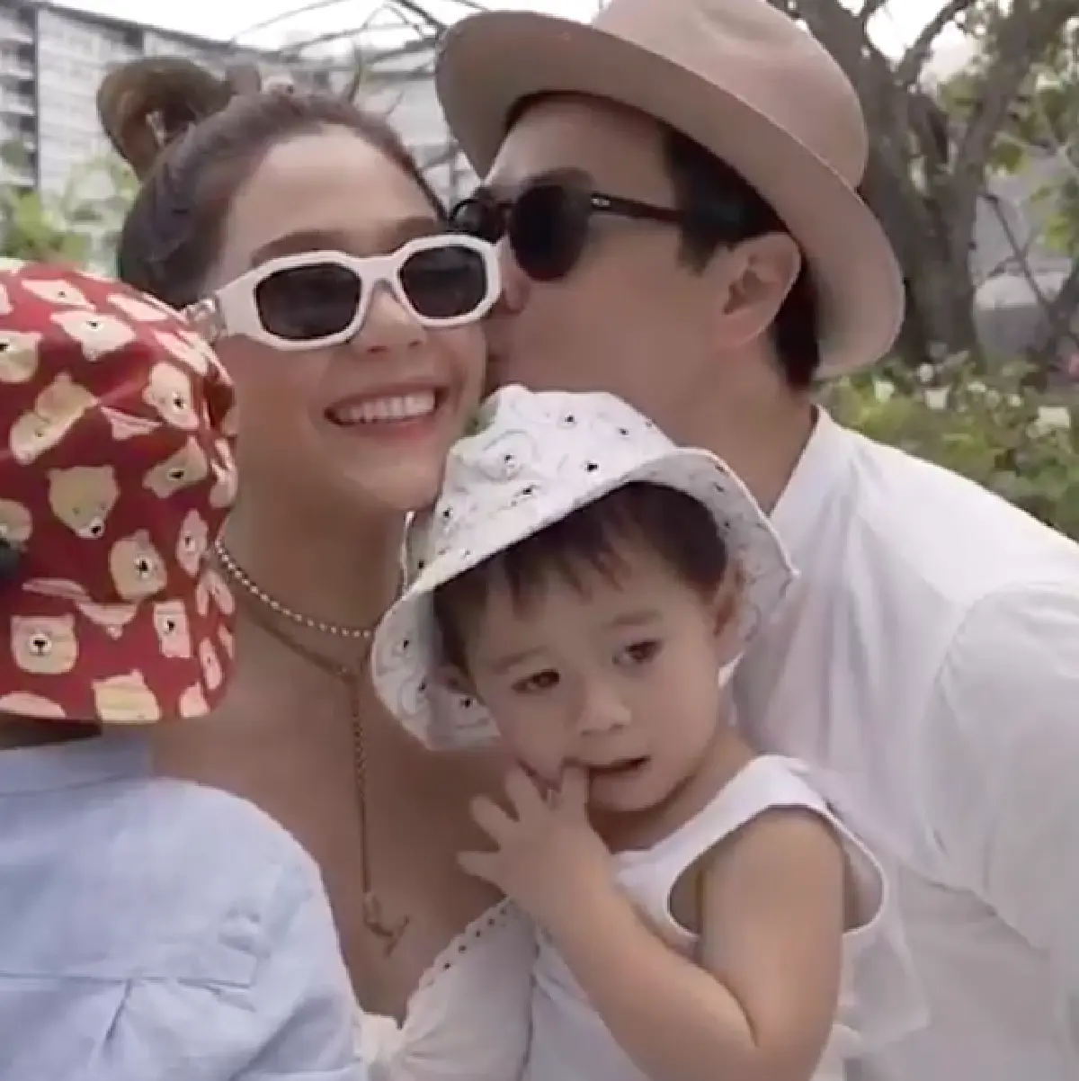 จับใจเหลือเกิน! “ชมพู่-น็อต” พร้อม “สายฟ้า-พายุ” กอดกันกลมยามพระอาทิตย์อัสดง