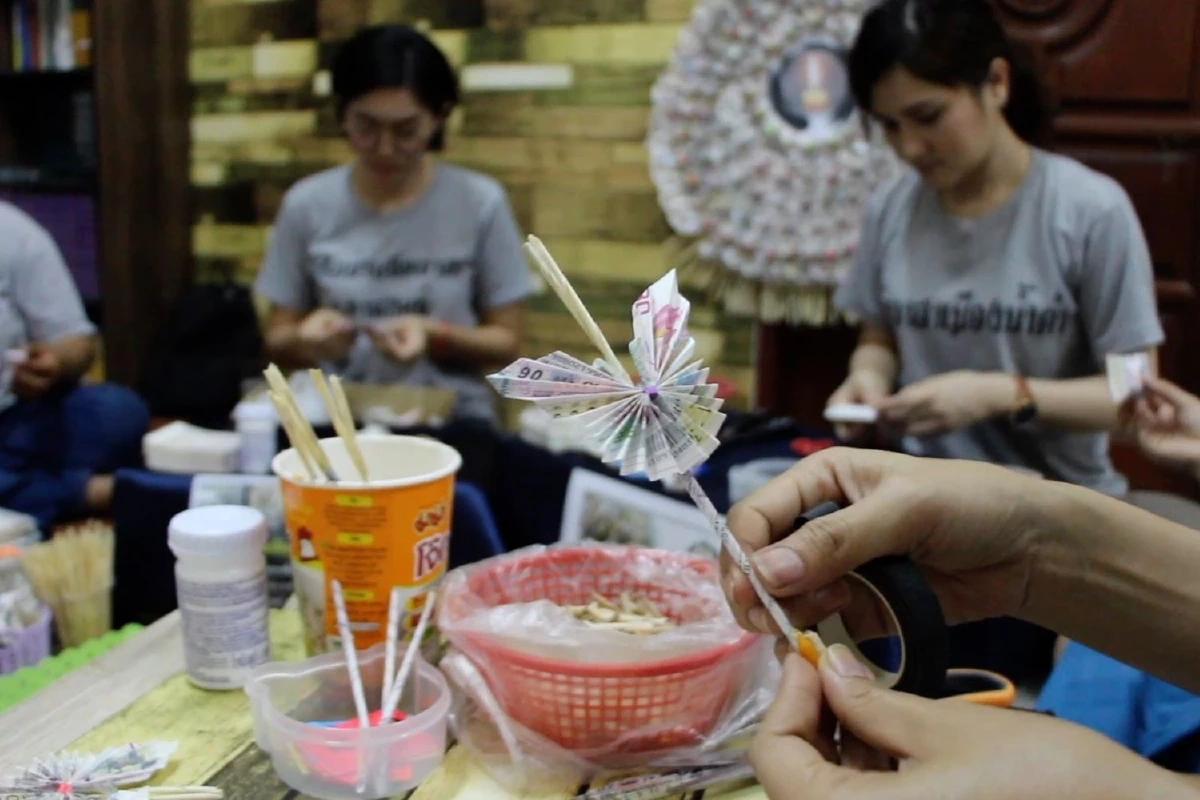 ไอเดียเก๋เปลี่ยนลอตเตอรี่เป็นดอกไม้จันทน์ใช้งานศพเพื่อผู้ยากไร้