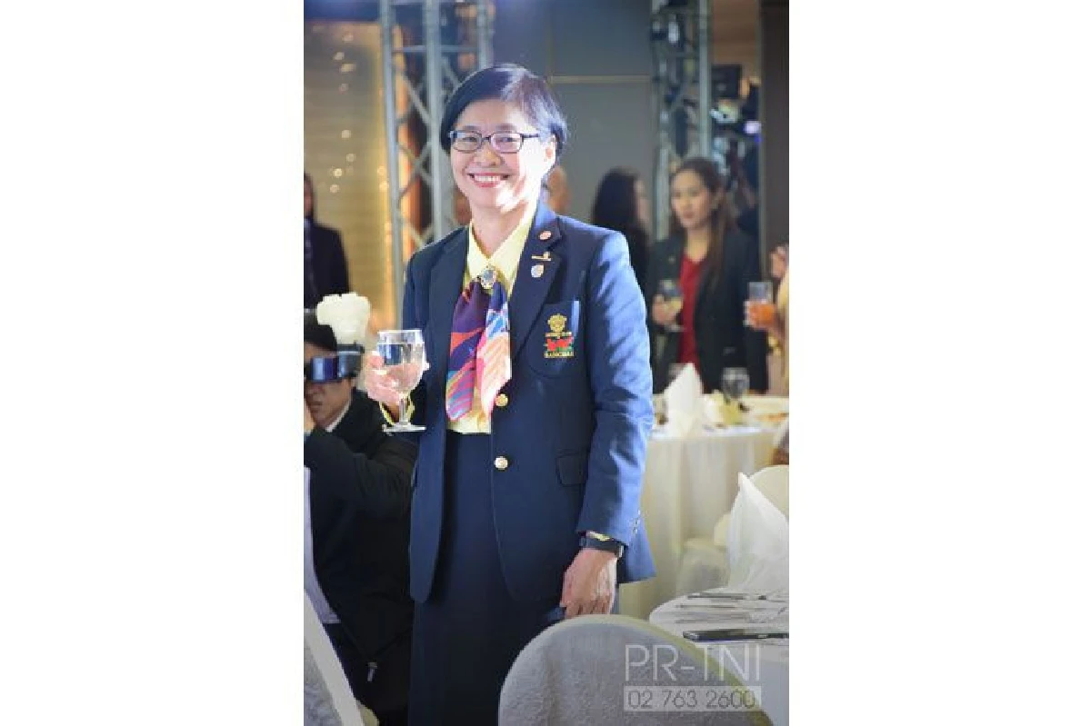 รศ.ดร.บัณฑิต โรจน์อารยานนท์ อธิการบดี TNI ร่วมแสดงความยินดี กับ อาจารย์พรอนงค์ นิยมค้า โฮริคาวา