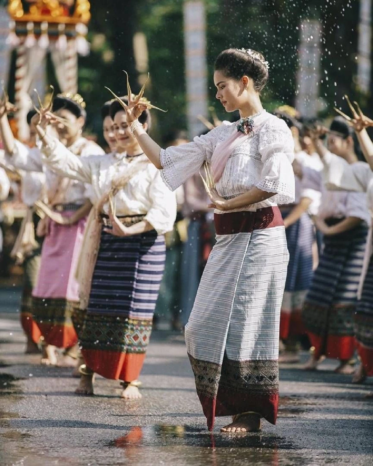 งดงามเลอค่า! ญาญ่า อุรัสยา กับฉากรำฟ้อนอ่อนช้อยในละครกลิ่นกาสะลอง