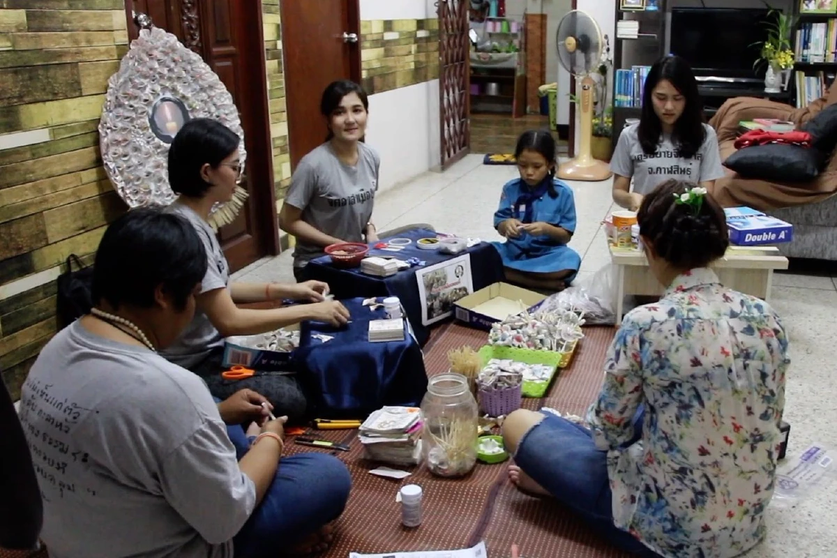 ไอเดียเก๋เปลี่ยนลอตเตอรี่เป็นดอกไม้จันทน์ใช้งานศพเพื่อผู้ยากไร้