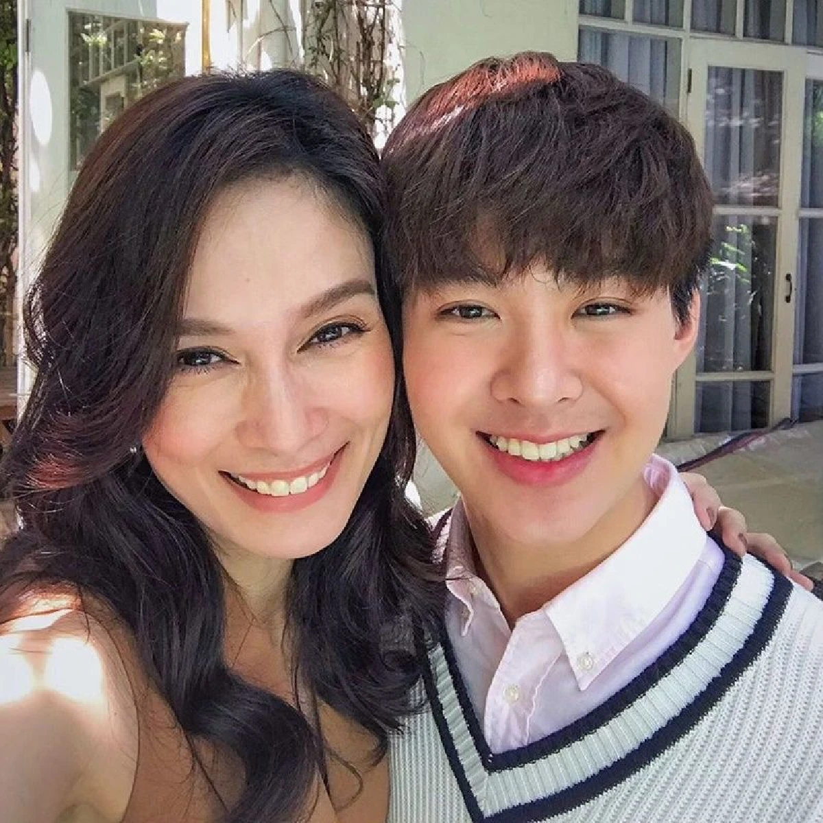 นิรา 3 รุ่น! ใบเฟิร์น-เซ้นต์-น้องอั่งเปา ร่วมเฟรมอวดหน้าหวานๆคล้ายกันสุดๆ