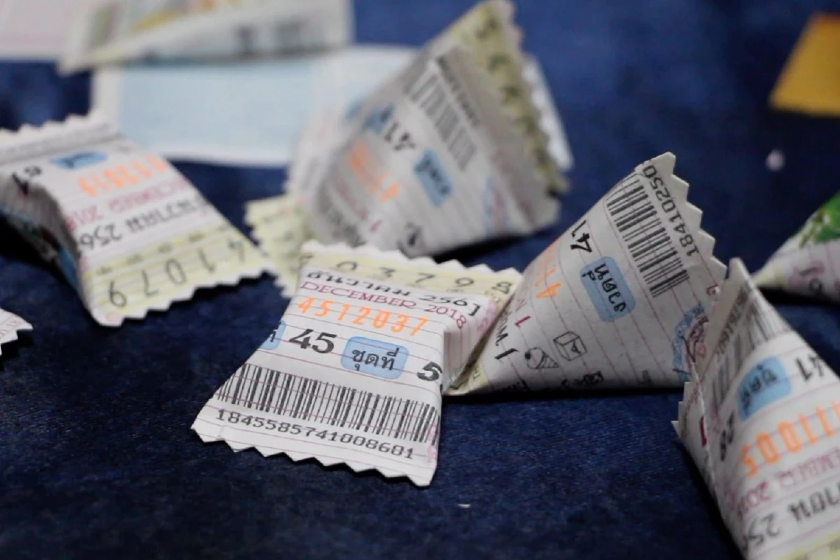 ไอเดียเก๋เปลี่ยนลอตเตอรี่เป็นดอกไม้จันทน์ใช้งานศพเพื่อผู้ยากไร้