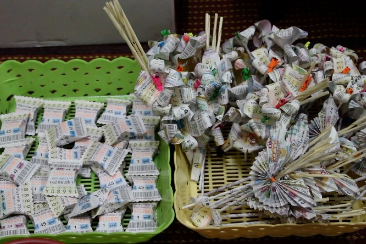 ไอเดียเก๋เปลี่ยนลอตเตอรี่เป็นดอกไม้จันทน์ใช้งานศพเพื่อผู้ยากไร้