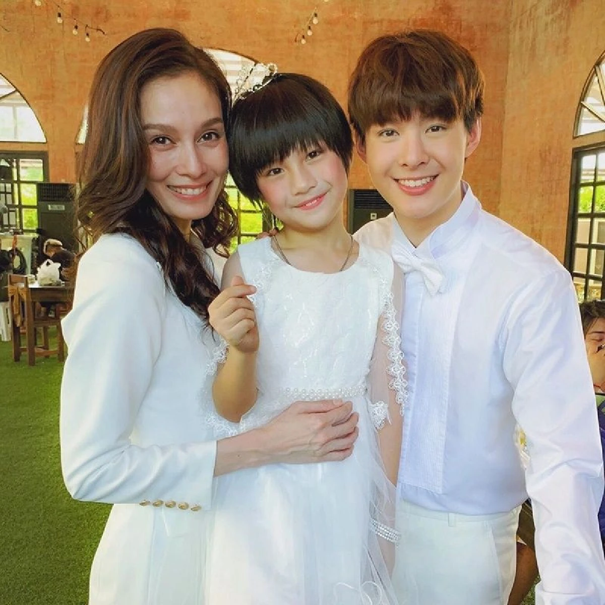 นิรา 3 รุ่น! ใบเฟิร์น-เซ้นต์-น้องอั่งเปา ร่วมเฟรมอวดหน้าหวานๆคล้ายกันสุดๆ