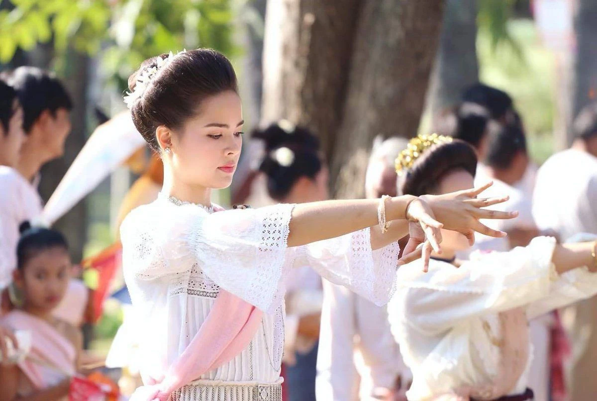 งดงามเลอค่า! ญาญ่า อุรัสยา กับฉากรำฟ้อนอ่อนช้อยในละครกลิ่นกาสะลอง