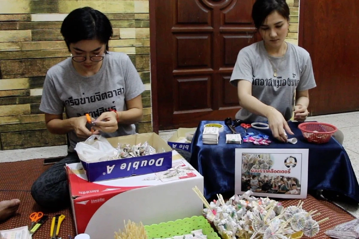 ไอเดียเก๋เปลี่ยนลอตเตอรี่เป็นดอกไม้จันทน์ใช้งานศพเพื่อผู้ยากไร้