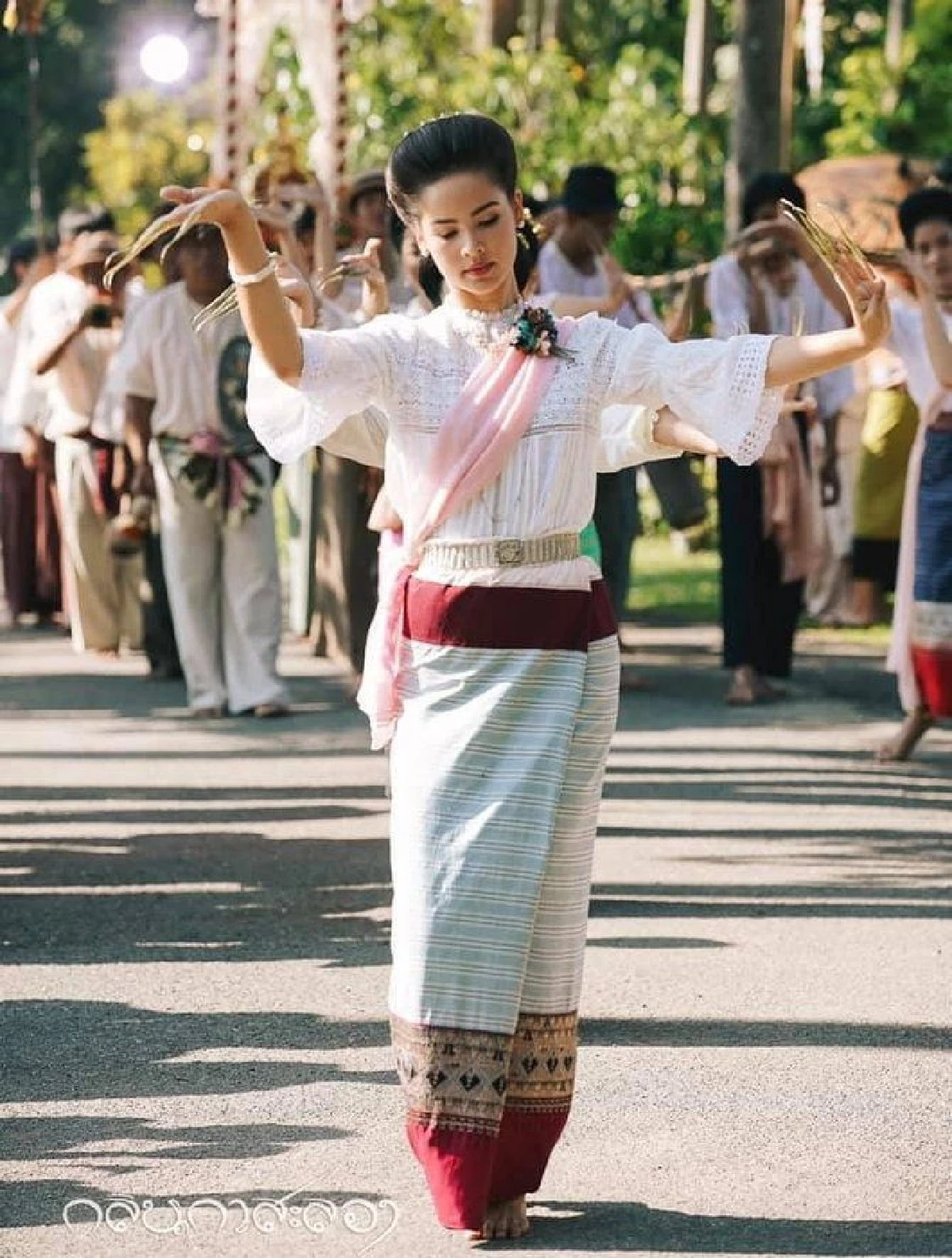 งดงามเลอค่า! ญาญ่า อุรัสยา กับฉากรำฟ้อนอ่อนช้อยในละครกลิ่นกาสะลอง