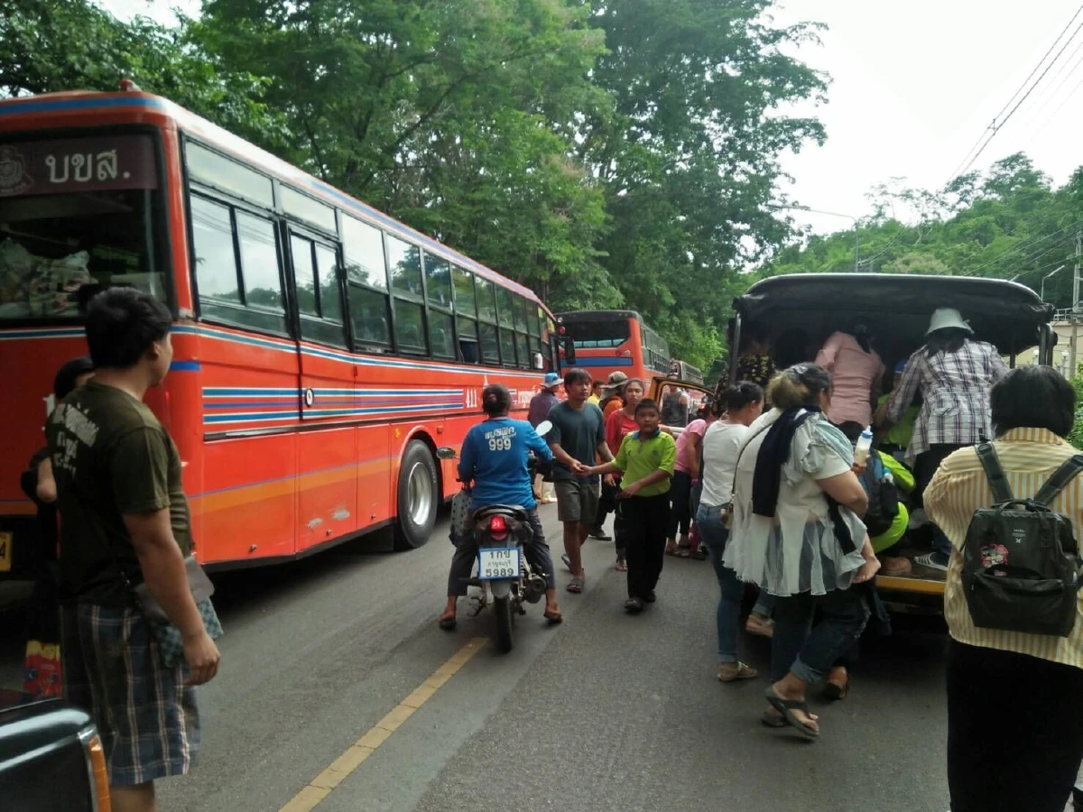 เกือบไป! รถบัสนร.หวิดตกเหวลึกบาดเจ็บ 31 ราย