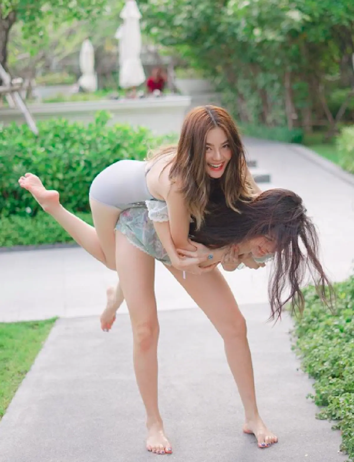 แยกแทบไม่ออก!! “ดิว-กวาง” สวย แซ่บ เป๊ะราวฝาแฝด