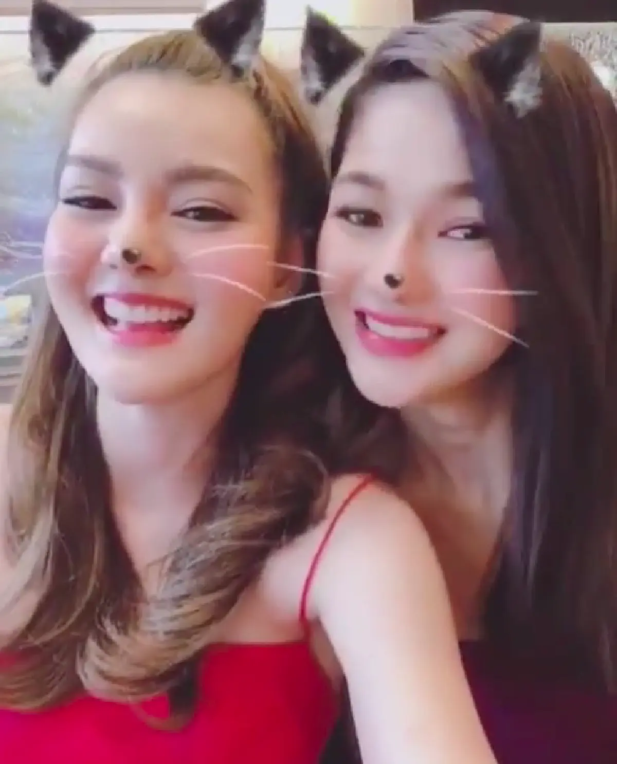 แยกแทบไม่ออก!! “ดิว-กวาง” สวย แซ่บ เป๊ะราวฝาแฝด