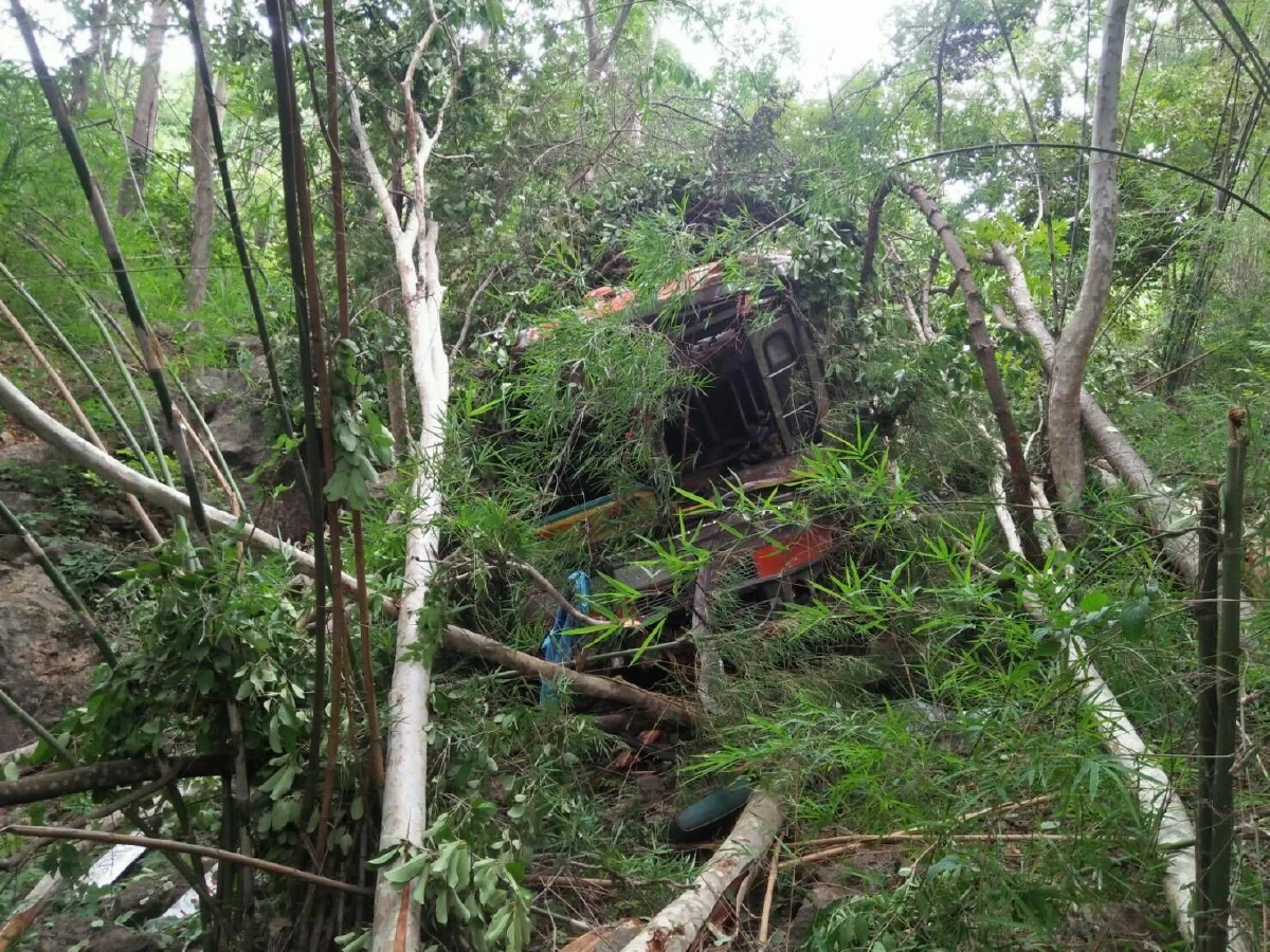 เกือบไป! รถบัสนร.หวิดตกเหวลึกบาดเจ็บ 31 ราย