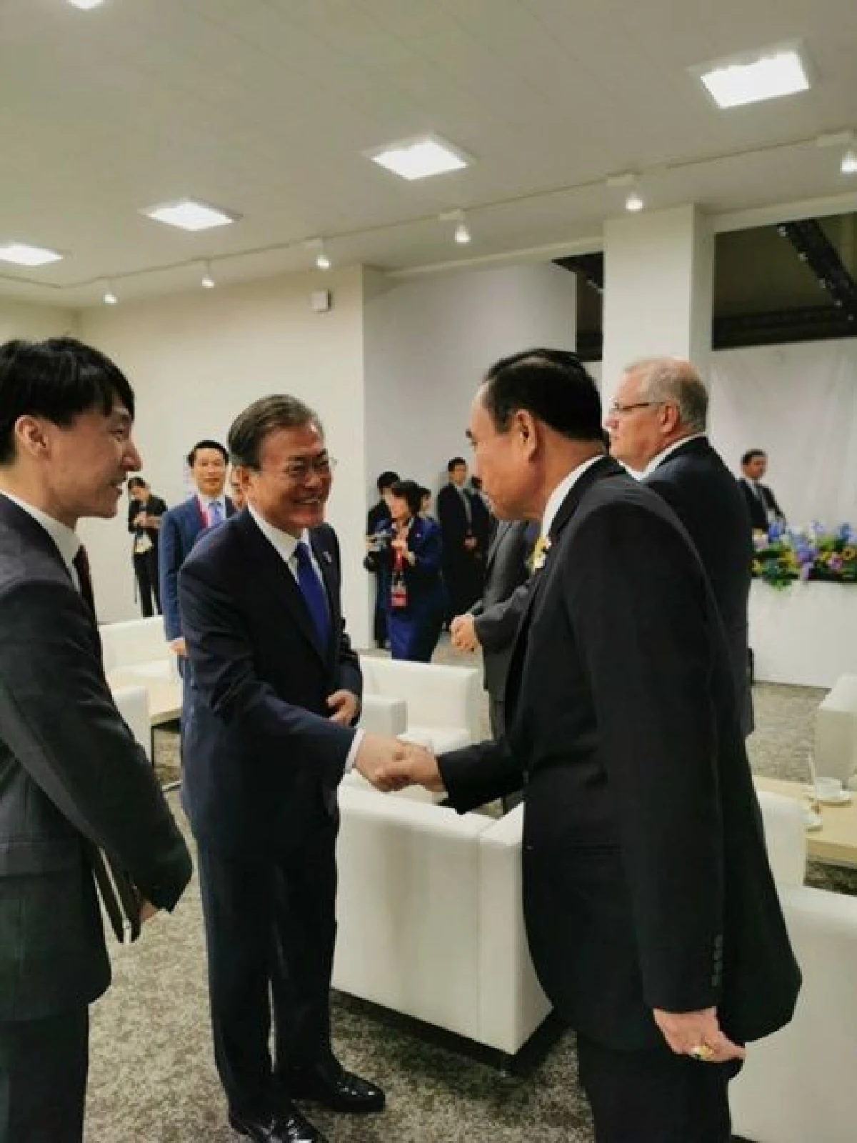 ชมภาพ "บิ๊กตู่"กระทบไหล่ผู้นำระดับโลกบนเวที G20