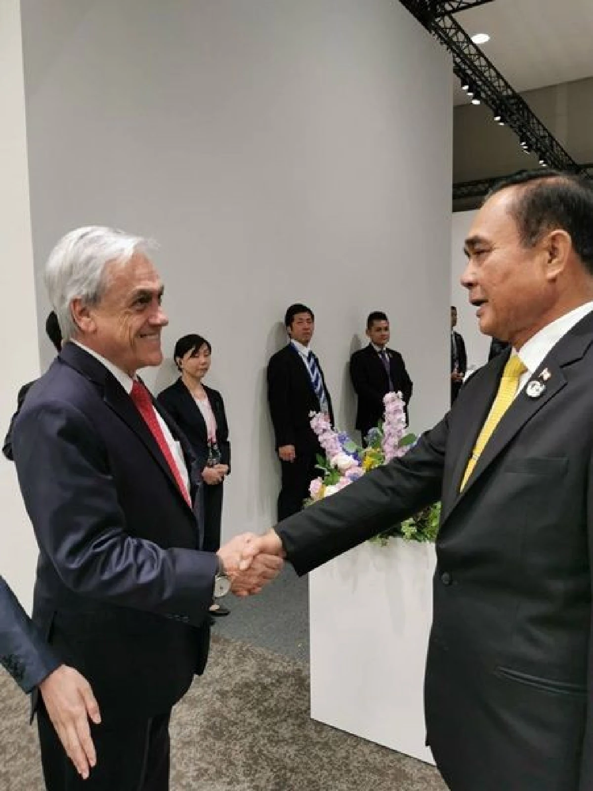 ชมภาพ "บิ๊กตู่"กระทบไหล่ผู้นำระดับโลกบนเวที G20