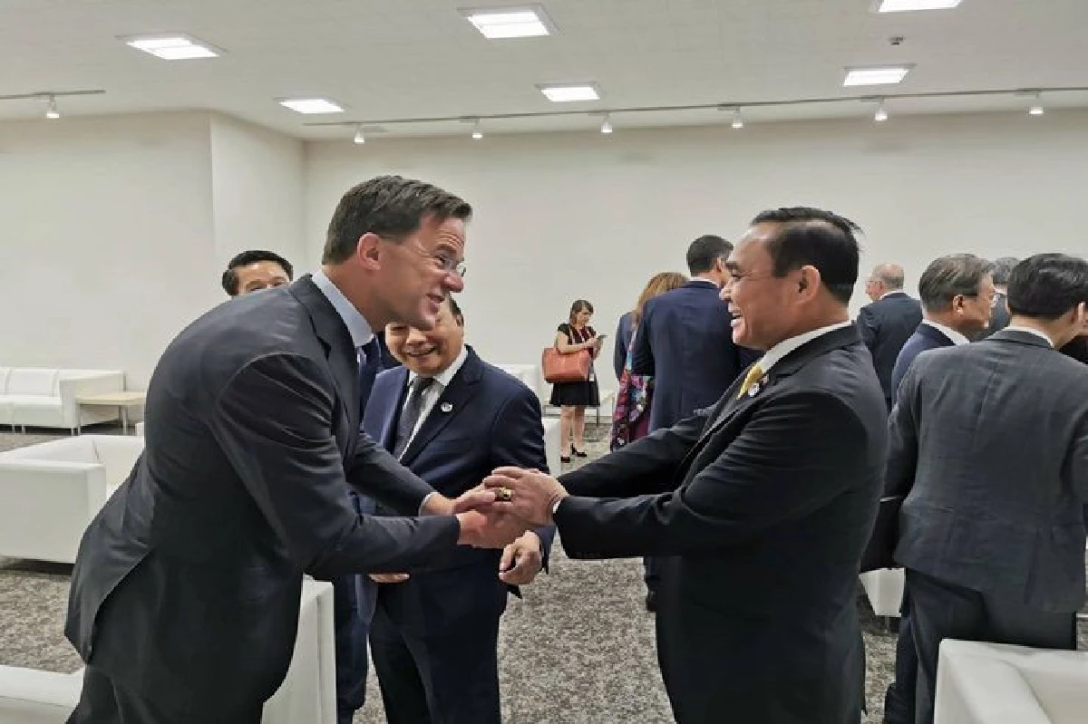 ชมภาพ "บิ๊กตู่"กระทบไหล่ผู้นำระดับโลกบนเวที G20