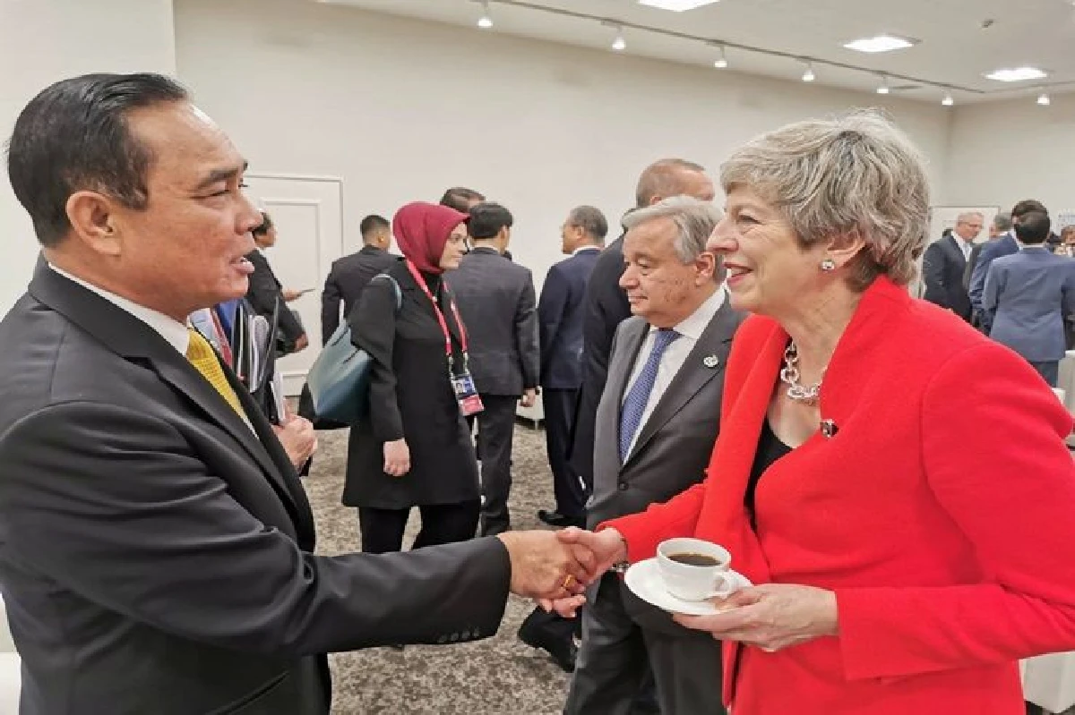 ชมภาพ "บิ๊กตู่"กระทบไหล่ผู้นำระดับโลกบนเวที G20