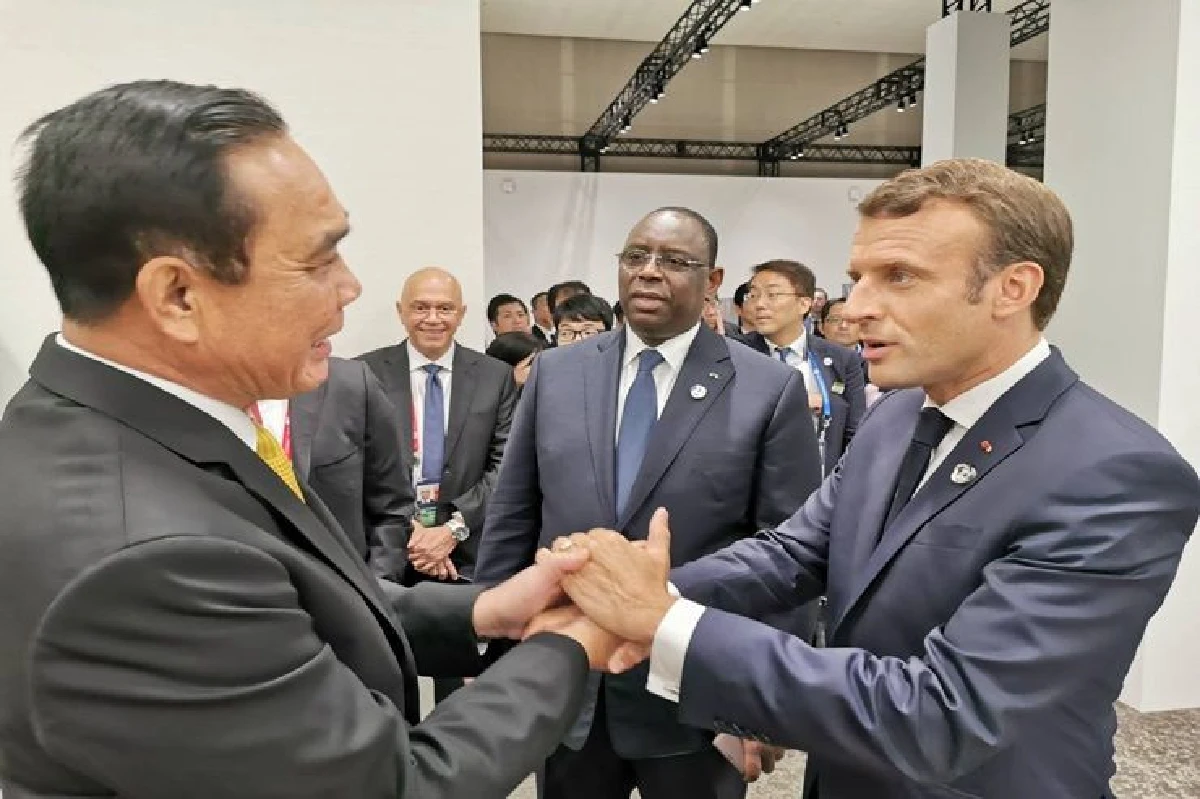 ชมภาพ "บิ๊กตู่"กระทบไหล่ผู้นำระดับโลกบนเวที G20