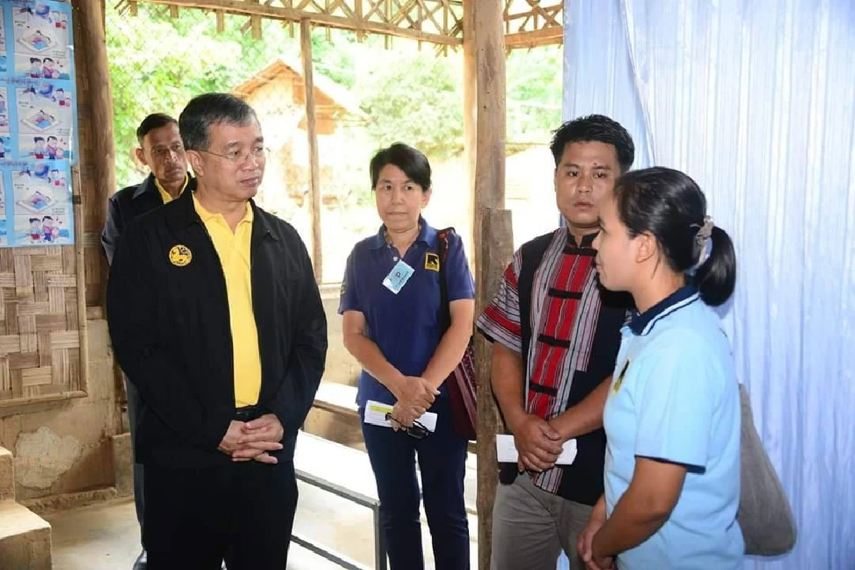 มท.เยี่ยมพื้นที่พักพิงชั่วคราวบ้านใหม่ในสอยย้ำผู้หนีภัยให้มั่นใจความปลอดภัย
