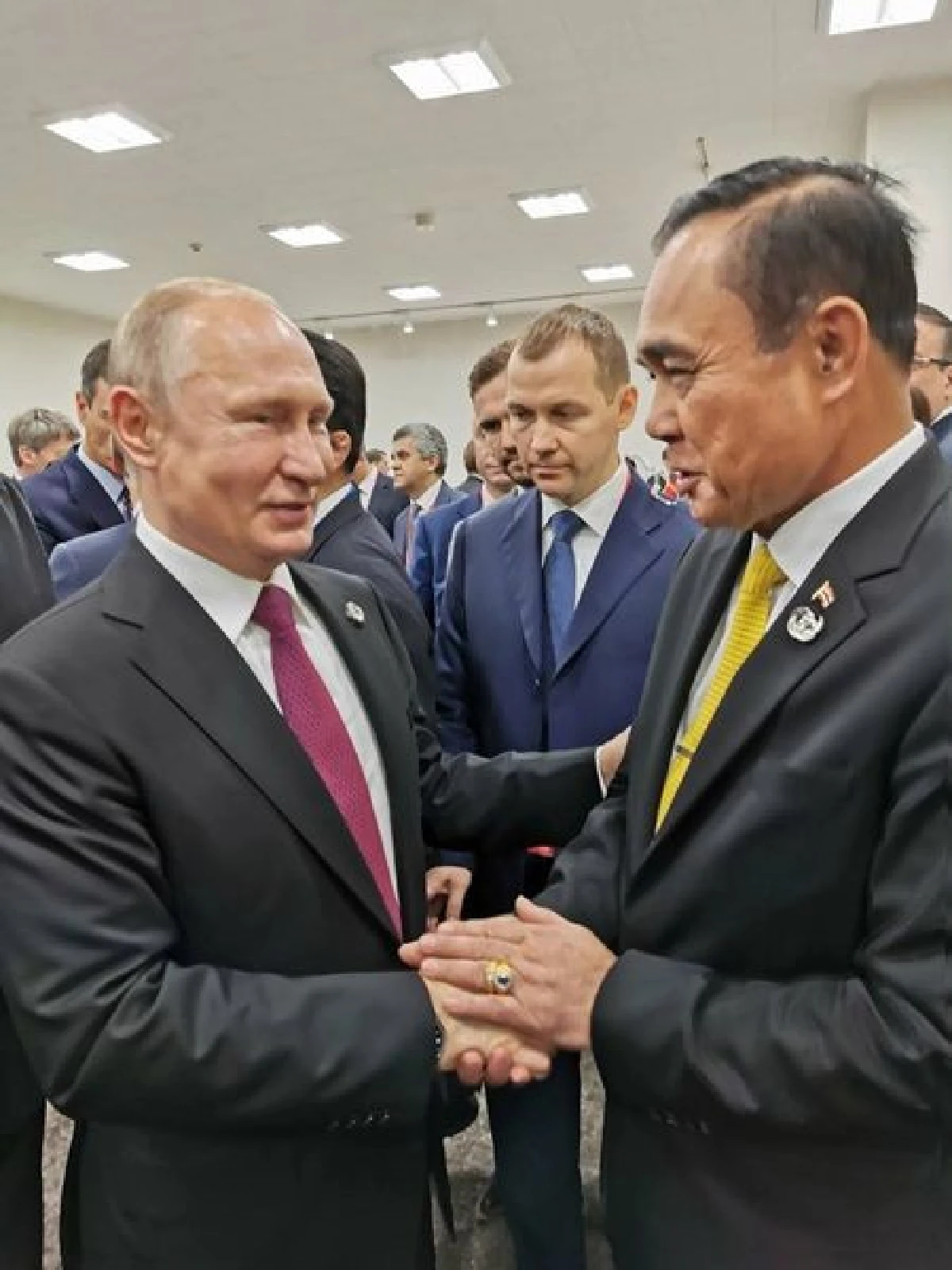 ชมภาพ "บิ๊กตู่"กระทบไหล่ผู้นำระดับโลกบนเวที G20