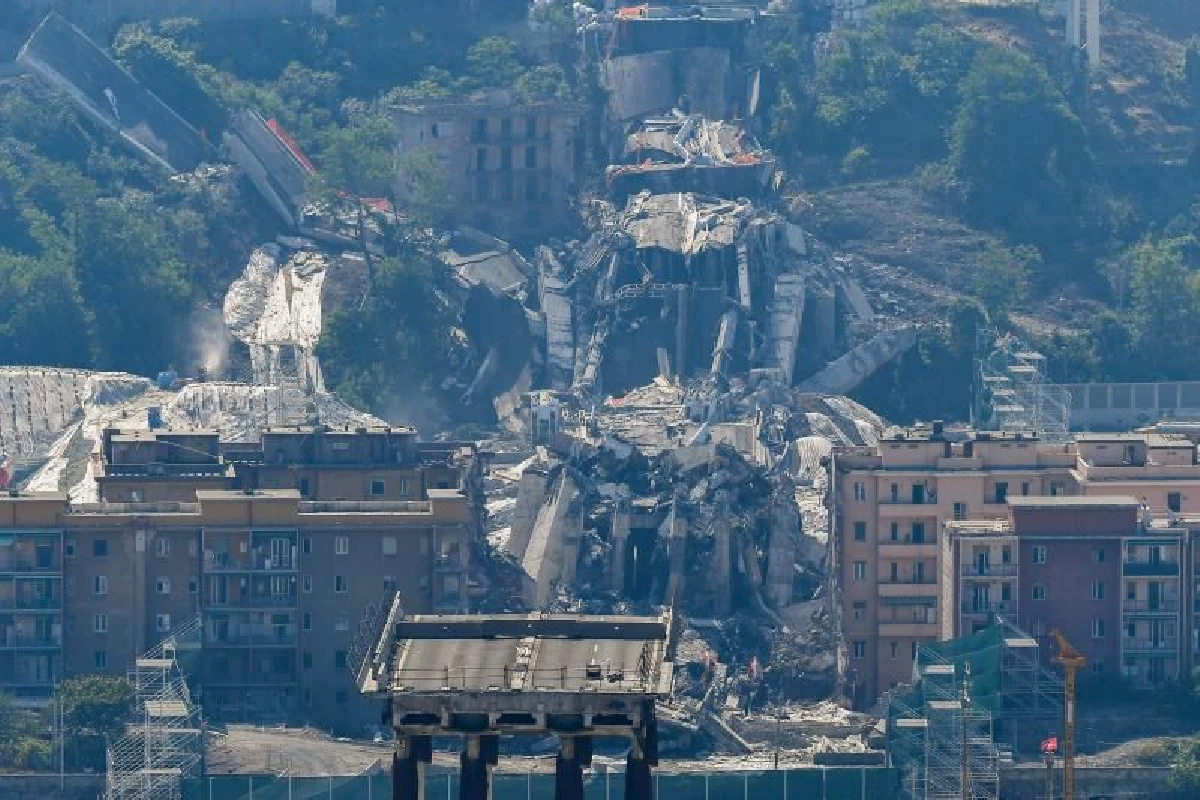 อิตาลีระเบิดสะพานเมืองเจนัวที่พังถล่ม